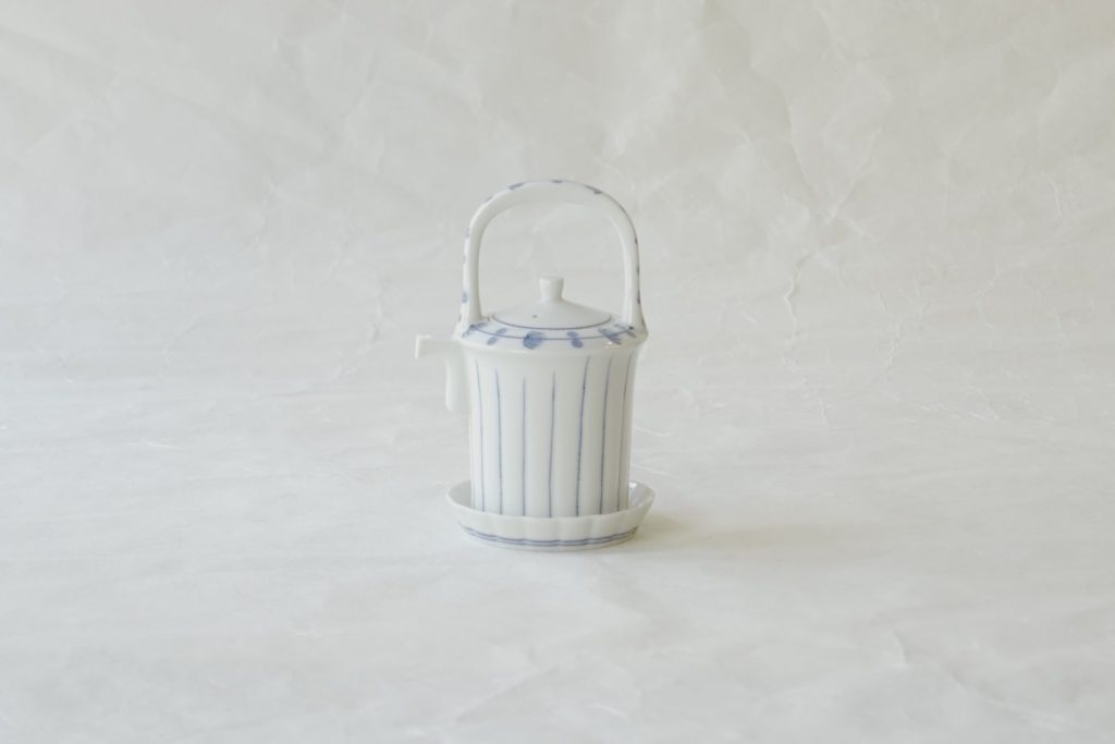 陶磁器 清水焼 手描き 汁注 白磁 染付 十草 すっきりデザイン 上質感 気品がある 輪花型 洒落た 醤油 ソース 液体調味料 お洒落なデザイン 落ち着いた風合い 飽きが来ない 永く使える器 匠の技 逸品 日本製 和の器 食器 贈り物 ギフト 記念品 引出物 法要 お返し 専門店 リアル店舗 高品質 安らぎ いやし よりおいしく 安心 機能的 長持ち 人気 おすすめ 高機能 ネット通販 ネットショップ セレクトショップ 欲しい 購入 買う 買い物 岐阜県 岐阜市 美殿町 小林漆陶 特別な 選び抜かれた 品質重視 使いやすい 格安 老舗 誕生日 結婚 出産 入学 退職 母の日 父の日 敬老の日 クリスマス プレゼント 叙勲 長寿 新築 お祝い 御礼 内祝い 外国土産 海外みやげ 実店舗 使うと分かる 職人技 日本一の品揃え 日本一の在庫数 専門知識 百貨店にない 手作り お洒落 高級品 希少価値 上質な器 伝統工芸品 コスパ お値打ち お買い得 堅牢 飽きない 永く使える お気に入り 国産 料理が映える 満足感 豊かな食生活 豊かな食文化 こだわりの器 日本文化 他にない ここにしかない オリジナル 独自の 個性的 ここでしか買えない 超レアもの 一品もの 現品限り 入手困難 いい器 匠の技 美しい 実用的 外人が喜ぶ店 外人が珍しがる店 外人がうれしい店 日本各地の一級品を売る店 日本全国の器を売る店 本当にいいもの コスパ高い 一流品 修理 選りすぐりの逸品 周年記念 永年勤続表彰 退職記念 卒業記念 日本土産 岐阜土産 岐阜のおみやげ 岐阜の特産品 料理を引き立てる器 高級店 一流店 岐阜で一番 東海で一番 中部で一番 日本で一番 おしゃれな店 地域一番店