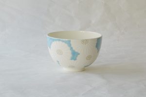 茶道 茶の湯 茶道具 清水焼 白菊 抹茶碗 大胆 立体的 夏菊 ブルー 涼しさ トルコブルー 鮮やか 春夏 さわやか 気品 手になじむ 軽い 日本製 和の器 食器 贈り物 ギフト 記念品 引出物 法要 お返し 専門店 リアル店舗 高品質 安らぎ いやし よりおいしく 安心 機能的 長持ち 人気 おすすめ 高機能 ネット通販 ネットショップ セレクトショップ 欲しい 購入 買う 買い物 岐阜県 岐阜市 美殿町 小林漆陶 特別な 選び抜かれた 品質重視 使いやすい 格安 老舗 誕生日 結婚 出産 入学 退職 母の日 父の日 敬老の日 クリスマス プレゼント 叙勲 長寿 新築 お祝い 御礼 内祝い 外国土産 海外みやげ 実店舗 使うと分かる 職人技 日本一の品揃え 日本一の在庫数 専門店 専門知識 百貨店にない 手作り お洒落 高級品 希少価値 上質な器 伝統工芸品 コスパ お値打ち お買い得 堅牢 飽きない 永く使える お気に入り 国産 料理が映える 満足感 豊かな食生活 豊かな食文化 こだわりの器 日本文化 他にない ここにしかない オリジナル 独自の 個性的 ここでしか買えない 超レアもの 一品もの 現品限り 入手困難 いい器 匠の技 美しい 実用的 外人が喜ぶ店 外人が珍しがる店 外人がうれしい店 日本各地の一級品を売る店 日本全国の器を売る店 本当にいいもの コスパ高い 一流品 修理 選りすぐりの逸品 周年記念 永年勤続表彰 退職記念 卒業記念 日本土産 岐阜土産 岐阜のおみやげ 岐阜の特産品 料理を引き立てる器 高級店 一流店 岐阜で一番 東海で一番 中部で一番 日本で一番 おしゃれな店 地域一番店