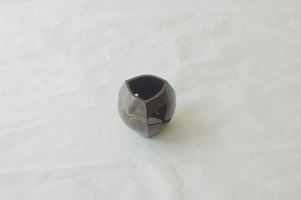茶道具 茶の湯 茶道 高岡銅器 唐銅 蓋置 珍しい形 銀杏 透かし 質感高い 高級感 重厚感 安定性 使いやすい 秋の季節 日本製 和の器 食器 贈り物 ギフト 記念品 引出物 法要 お返し 専門店 リアル店舗 高品質 安らぎ いやし よりおいしく 安心 機能的 長持ち 人気 おすすめ 高機能 ネット通販 ネットショップ セレクトショップ 欲しい 購入 買う 買い物 岐阜県 岐阜市 美殿町 小林漆陶 特別な 選び抜かれた 品質重視 使いやすい 格安 老舗 誕生日 結婚 出産 入学 退職 母の日 父の日 敬老の日 クリスマス プレゼント 叙勲 長寿 新築 お祝い 御礼 内祝い 外国土産 海外みやげ 実店舗 使うと分かる 職人技 日本一の品揃え 日本一の在庫数 専門知識 百貨店にない 手作り お洒落 高級品 希少価値 上質な器 伝統工芸品 コスパ お値打ち お買い得 堅牢 飽きない 永く使える お気に入り 国産 料理が映える 満足感 豊かな食生活 豊かな食文化 こだわりの器 日本文化 他にない ここにしかない オリジナル 独自の 個性的 ここでしか買えない 超レアもの 一品もの 現品限り 入手困難 いい器 匠の技 美しい 実用的 外人が喜ぶ店 外人が珍しがる店 外人がうれしい店 日本各地の一級品を売る店 日本全国の器を売る店 本当にいいもの コスパ高い 一流品 修理 選りすぐりの逸品 周年記念 永年勤続表彰 退職記念 卒業記念 日本土産 岐阜土産 岐阜のおみやげ 岐阜の特産品 料理を引き立てる器 高級店 一流店 岐阜で一番 東海で一番 中部で一番 日本で一番 おしゃれな店 地域一番店