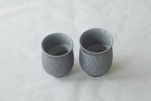 陶器　清水焼　手づくり　組湯呑　南蛮　三島　印花　手作業　手間　高度な職人の技術　刷毛目　土もの　味わい　湯呑　重厚感　ろくろ成形　軽い　扱いやすい器　口当たりが良い　飲みやすい　羽反り型　日本製,和の器,食器,贈り物,ギフト,記念品,引出物,法要,お返し,専門店,リアル店舗,高品質,安らぎ,いやし,よりおいしく,安心,機能的,長持ち,人気,おすすめ,高機能,ネット通販,ネットショップ,セレクトショップ,欲しい,購入,買う,買い物,岐阜県,岐阜市,美殿町,小林漆陶,陶器店,漆器店,茶道具店,特別な,選び抜かれた,品質重視,使いやすい,格安,老舗,誕生日,結婚,出産,入学,退職,母の日,父の日,敬老の日,クリスマス,プレゼント,叙勲,長寿,新築,お祝い,御礼,内祝い,外国土産,海外みやげ,実店舗,使うと分かる,職人技,日本一の品揃え,日本一の在庫数,専門知識,百貨店にない,手作り,お洒落,高級品,希少価値,上質な器,伝統工芸品,コスパ,お値打ち,お買い得,堅牢,飽きない,永く使える,お気に入り,国産,料理が映える,満足感,豊かな食生活,豊かな食文化,こだわりの器,日本文化,他にない,ここにしかない,オリジナル,独自の,個性的,ここでしか買えない,超レアもの,一品もの,現品限り,入手困難,いい器,匠の技,美しい,実用的,外人が喜ぶ店,外人が珍しがる店,外人がうれしい店,日本各地の一級品を売る店,日本全国の器を売る店,本当にいいもの,コスパ高い,一流品,修理,選りすぐりの逸品,周年記念,永年勤続表彰,退職記念,卒業記念,日本土産,岐阜土産,岐阜のおみやげ,岐阜の特産品,料理を引き立てる器,高級店,一流店,岐阜で一番,東海で一番,中部で一番,日本で一番,おしゃれな店,地域一番店, Japanesetableware,,Japanesecrafts,,Japaneseceramics,,Japanesepottery,,Handcrafted,,,,TraditionalCrafts