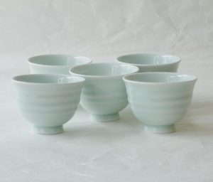 陶磁器　有田焼　青白磁　汲出し　さわやか　美しい色合い　お茶をより美味しく　艶　滑らか　手触りがよい　高級感　ろくろ目　羽反り　口当たりが良い　飲みやすい　大ぶり　たっぷり　耐久性が高い　実用的　重なりが良い　場取らない　日本製,和の器,食器,贈り物,ギフト,記念品,引出物,法要,お返し,専門店,リアル店舗,高品質,安らぎ,いやし,よりおいしく,安心,機能的,長持ち,人気,おすすめ,高機能,ネット通販,ネットショップ,セレクトショップ,欲しい,購入,買う,買い物,岐阜県,岐阜市,美殿町,小林漆陶,陶器店,漆器店,茶道具店,特別な,選び抜かれた,品質重視,使いやすい,格安,老舗,誕生日,結婚,出産,入学,退職,母の日,父の日,敬老の日,クリスマス,プレゼント,叙勲,長寿,新築,お祝い,御礼,内祝い,外国土産,海外みやげ,実店舗,使うと分かる,職人技,日本一の品揃え,日本一の在庫数,専門知識,百貨店にない,手作り,お洒落,高級品,希少価値,上質な器,伝統工芸品,コスパ,お値打ち,お買い得,堅牢,飽きない,永く使える,お気に入り,国産,料理が映える,満足感,豊かな食生活,豊かな食文化,こだわりの器,日本文化,他にない,ここにしかない,オリジナル,独自の,個性的,ここでしか買えない,超レアもの,一品もの,現品限り,入手困難,いい器,匠の技,美しい,実用的,外人が喜ぶ店,外人が珍しがる店,外人がうれしい店,日本各地の一級品を売る店,日本全国の器を売る店,本当にいいもの,コスパ高い,一流品,修理,選りすぐりの逸品,周年記念,永年勤続表彰,退職記念,卒業記念,日本土産,岐阜土産,岐阜のおみやげ,岐阜の特産品,料理を引き立てる器,高級店,一流店,岐阜で一番,東海で一番,中部で一番,日本で一番,おしゃれな店,地域一番店, Japanesetableware,,Japanesecrafts,,Japaneseceramics,,Japanesepottery,