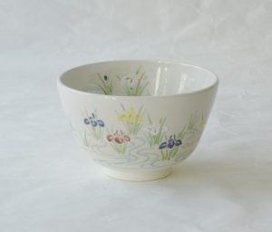 茶道　茶の湯　茶道具　清水焼　紫雲　抹茶碗　杜若　かきつばた　手描き　花　彩り豊か　きれい　みずみずしい　新緑の季節　豪華さ　ろくろ目　薄手　軽い　繊細さ　御本　趣き　春の季節　色絵　日本製,和の器,食器,贈り物,ギフト,記念品,引出物,法要,お返し,専門店,リアル店舗,高品質,安らぎ,いやし,よりおいしく,安心,機能的,長持ち,人気,おすすめ,高機能,ネット通販,ネットショップ,セレクトショップ,欲しい,購入,買う,買い物,岐阜県,岐阜市,美殿町,小林漆陶,陶器店,漆器店,茶道具店,特別な,選び抜かれた,品質重視,使いやすい,格安,老舗,誕生日,結婚,出産,入学,退職,母の日,父の日,敬老の日,クリスマス,プレゼント,叙勲,長寿,新築,お祝い,御礼,内祝い,外国土産,海外みやげ,実店舗,使うと分かる,職人技,日本一の品揃え,日本一の在庫数,専門知識,百貨店にない,手作り,お洒落,高級品,希少価値,上質な器,伝統工芸品,コスパ,お値打ち,お買い得,堅牢,飽きない,永く使える,お気に入り,国産,料理が映える,満足感,豊かな食生活,豊かな食文化,こだわりの器,日本文化,他にない,ここにしかない,オリジナル,独自の,個性的,ここでしか買えない,超レアもの,一品もの,現品限り,入手困難,いい器,匠の技,美しい,実用的,外人が喜ぶ店,外人が珍しがる店,外人がうれしい店,日本各地の一級品を売る店,日本全国の器を売る店,本当にいいもの,コスパ高い,一流品,修理,選りすぐりの逸品,周年記念,永年勤続表彰,退職記念,卒業記念,日本土産,岐阜土産,岐阜のおみやげ,岐阜の特産品,料理を引き立てる器,高級店,一流店,岐阜で一番,東海で一番,中部で一番,日本で一番,おしゃれな店,地域一番店, Japanesetableware,,Japanesecrafts,,Japaneseceramics,,Japanesepottery,,Handcrafted,,,,TraditionalCrafts,,Japaneseculture,Traditionalart,,Japaneseteautensils,,TeaCeremony,