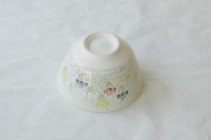 茶道 茶の湯 茶道具 清水焼 紫雲 抹茶碗 杜若 かきつばた 手描き 花 彩り豊か きれい みずみずしい 新緑の季節 豪華さ ろくろ目 薄手 軽い 繊細さ 御本 趣き 春の季節 色絵 日本製,和の器,食器,贈り物,ギフト,記念品,引出物,法要,お返し,専門店,リアル店舗,高品質,安らぎ,いやし,よりおいしく,安心,機能的,長持ち,人気,おすすめ,高機能,ネット通販,ネットショップ,セレクトショップ,欲しい,購入,買う,買い物,岐阜県,岐阜市,美殿町,小林漆陶,陶器店,漆器店,茶道具店,特別な,選び抜かれた,品質重視,使いやすい,格安,老舗,誕生日,結婚,出産,入学,退職,母の日,父の日,敬老の日,クリスマス,プレゼント,叙勲,長寿,新築,お祝い,御礼,内祝い,外国土産,海外みやげ,実店舗,使うと分かる,職人技,日本一の品揃え,日本一の在庫数,専門知識,百貨店にない,手作り,お洒落,高級品,希少価値,上質な器,伝統工芸品,コスパ,お値打ち,お買い得,堅牢,飽きない,永く使える,お気に入り,国産,料理が映える,満足感,豊かな食生活,豊かな食文化,こだわりの器,日本文化,他にない,ここにしかない,オリジナル,独自の,個性的,ここでしか買えない,超レアもの,一品もの,現品限り,入手困難,いい器,匠の技,美しい,実用的,外人が喜ぶ店,外人が珍しがる店,外人がうれしい店,日本各地の一級品を売る店,日本全国の器を売る店,本当にいいもの,コスパ高い,一流品,修理,選りすぐりの逸品,周年記念,永年勤続表彰,退職記念,卒業記念,日本土産,岐阜土産,岐阜のおみやげ,岐阜の特産品,料理を引き立てる器,高級店,一流店,岐阜で一番,東海で一番,中部で一番,日本で一番,おしゃれな店,地域一番店, Japanesetableware,,Japanesecrafts,,Japaneseceramics,,Japanesepottery,,Handcrafted,,,,TraditionalCrafts,,Japaneseculture,Traditionalart,,Japaneseteautensils,,TeaCeremony,