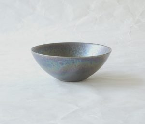 陶器　美濃焼　小鉢　天目調　黒褐色　美しい　趣深い　シャープ　スタイリッシュ　艶　質感が高い　料理を引き立てる　高級感　小鉢料理　使いやすい　お洒落　逸品　日本製,和の器,食器,贈り物,ギフト,記念品,引出物,法要,お返し,専門店,リアル店舗,高品質,安らぎ,いやし,よりおいしく,安心,機能的,長持ち,人気,おすすめ,高機能,ネット通販,ネットショップ,セレクトショップ,欲しい,購入,買う,買い物,岐阜県,岐阜市,美殿町,小林漆陶,陶器店,漆器店,茶道具店,特別な,選び抜かれた,品質重視,使いやすい,格安,老舗,誕生日,結婚,出産,入学,退職,母の日,父の日,敬老の日,クリスマス,プレゼント,叙勲,長寿,新築,お祝い,御礼,内祝い,外国土産,海外みやげ,実店舗,使うと分かる,職人技,日本一の品揃え,日本一の在庫数,専門知識,百貨店にない,手作り,お洒落,高級品,希少価値,上質な器,伝統工芸品,コスパ,お値打ち,お買い得,堅牢,飽きない,永く使える,お気に入り,国産,料理が映える,満足感,豊かな食生活,豊かな食文化,こだわりの器,日本文化,他にない,ここにしかない,オリジナル,独自の,個性的,ここでしか買えない,超レアもの,一品もの,現品限り,入手困難,いい器,匠の技,美しい,実用的,外人が喜ぶ店,外人が珍しがる店,外人がうれしい店,日本各地の一級品を売る店,日本全国の器を売る店,本当にいいもの,コスパ高い,一流品,修理,選りすぐりの逸品,周年記念,永年勤続表彰,退職記念,卒業記念,日本土産,岐阜土産,岐阜のおみやげ,岐阜の特産品,料理を引き立てる器,高級店,一流店,岐阜で一番,東海で一番,中部で一番,日本で一番,おしゃれな店,地域一番店, Japanesetableware,,Japanesecrafts,,Japaneseceramics,,Japanesepottery,