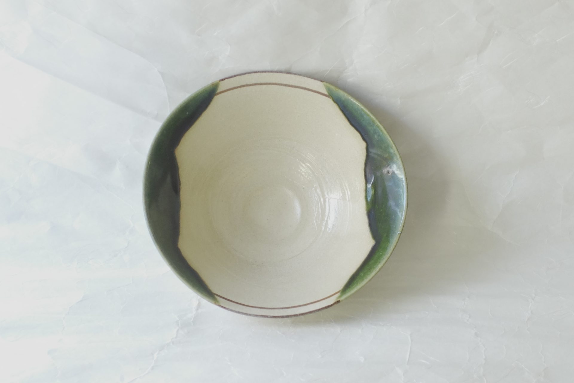 茶道　茶の湯　茶道具　赤津焼　松本鉄山　織部　抹茶碗　ろくろ成形　平茶碗　暑い時期　涼しく　抹茶　冷めやすい　亭主のおもてなし　土もの　技術が高い　薄い　繊細　軽い　鉄絵　ろくろ目　削ぎ　貫入　味わい　落ち着いた　茶の湯の原点　侘び　日本製,和の器,食器,贈り物,ギフト,記念品,引出物,法要,お返し,専門店,リアル店舗,高品質,安らぎ,いやし,よりおいしく,安心,機能的,長持ち,人気,おすすめ,高機能,ネット通販,ネットショップ,セレクトショップ,欲しい,購入,買う,買い物,岐阜県,岐阜市,美殿町,小林漆陶,陶器店,漆器店,茶道具店,特別な,選び抜かれた,品質重視,使いやすい,格安,老舗,誕生日,結婚,出産,入学,退職,母の日,父の日,敬老の日,クリスマス,プレゼント,叙勲,長寿,新築,お祝い,御礼,内祝い,外国土産,海外みやげ,実店舗,使うと分かる,職人技,日本一の品揃え,日本一の在庫数,専門知識,百貨店にない,手作り,お洒落,高級品,希少価値,上質な器,伝統工芸品,コスパ,お値打ち,お買い得,堅牢,飽きない,永く使える,お気に入り,国産,料理が映える,満足感,豊かな食生活,豊かな食文化,こだわりの器,日本文化,他にない,ここにしかない,オリジナル,独自の,個性的,ここでしか買えない,超レアもの,一品もの,現品限り,入手困難,いい器,匠の技,美しい,実用的,外人が喜ぶ店,外人が珍しがる店,外人がうれしい店,日本各地の一級品を売る店,日本全国の器を売る店,本当にいいもの,コスパ高い,一流品,修理,選りすぐりの逸品,周年記念,永年勤続表彰,退職記念,卒業記念,日本土産,岐阜土産,岐阜のおみやげ,岐阜の特産品,料理を引き立てる器,高級店,一流店,岐阜で一番,東海で一番,中部で一番,日本で一番,おしゃれな店,地域一番店, Japanesetableware,,Japanesecrafts,,Japaneseceramics,,Japanesepottery,,Handcrafted,,,,TraditionalCrafts,,Japaneseculture,Traditionalart,,Japaneseteautensils,,TeaCeremony,