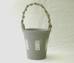 陶器 信楽焼 手づくり 花器 ろくろ成形 ツル 花入れ 手付 丈夫 魚紋 陶板 立体的 焼き締め 花を引き立てる 無国籍 存在感 オブジェ 日本製 和の器 食器 贈り物 ギフト 記念品 引出物 法要 お返し 専門店 リアル店舗 高品質 安らぎ いやし よりおいしく 安心 機能的 長持ち 人気 おすすめ 高機能 ネット通販 ネットショップ オンラインショップ セレクトショップ 欲しい 購入 買う 買い物 岐阜県 岐阜市 美殿町 小林漆陶 陶器店 漆器店 茶道具店 特別な 選び抜かれた 品質重視 使いやすい 格安 老舗 誕生日 結婚 出産 入学 退職 母の日 父の日 敬老の日 クリスマス プレゼント 叙勲 長寿 新築 お祝い 御礼 内祝い 外国土産 海外みやげ 実店舗 使うと分かる 職人技 日本一の品揃え 日本一の在庫数 専門知識 百貨店にない 手作り お洒落 高級品 希少価値 上質な器 伝統工芸品 コスパ お値打ち お買い得 堅牢 飽きない 永く使える お気に入り 国産 料理が映える 満足感 豊かな食生活 豊かな食文化 こだわりの器 日本文化 他にない ここにしかない オリジナル 独自の 個性的 ここでしか買えない 超レアもの 一品もの 現品限り 入手困難 いい器 匠の技 美しい 実用的 外人が喜ぶ店 外人が珍しがる店 外人がうれしい店 日本各地の一級品を売る店 日本全国の器を売る店 本当にいいもの コスパ高い 一流品 修理 選りすぐりの逸品 周年記念 永年勤続表彰 退職記念 卒業記念 日本土産 岐阜土産 岐阜のおみやげ 岐阜の特産品 料理を引き立てる器 高級店 一流店 岐阜で一番 東海で一番 中部で一番 日本で一番 おしゃれな店 地域一番店 JapanesetablewareJapanesecrafts Japaneseceramics Japanesepottery Handcrafted TraditionalCrafts Japaneseculture Traditionalart Japaneseteautensils TeaCeremony Japaneselacquerware