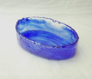 手づくり ガラス 水盤 花器 ガラス職人 味わいある ルリ色 涼し気 ハンドメイド 楕円形 本格的 花を活けられる 涼を感じる 生け花 日本製 和の器 食器 贈り物 ギフト 記念品 引出物 法要 お返し 専門店 リアル店舗 高品質 安らぎ いやし よりおいしく 安心 機能的 長持ち 人気 おすすめ 高機能 ネット通販 ネットショップ オンラインショップ セレクトショップ 欲しい 購入 買う 買い物 岐阜県 岐阜市 美殿町 小林漆陶 陶器店 漆器店 茶道具店 特別な 選び抜かれた 品質重視 使いやすい 格安 老舗 誕生日 結婚 出産 入学 退職 母の日 父の日 敬老の日 クリスマス プレゼント 叙勲 長寿 新築 お祝い 御礼 内祝い 外国土産 海外みやげ 実店舗 使うと分かる 職人技 日本一の品揃え 日本一の在庫数 専門知識 百貨店にない 手作り お洒落 高級品 希少価値 上質な器 伝統工芸品 コスパ お値打ち お買い得 堅牢 飽きない 永く使える お気に入り 国産 料理が映える 満足感 豊かな食生活 豊かな食文化 こだわりの器 日本文化 他にない ここにしかない オリジナル 独自の 個性的 ここでしか買えない 超レアもの 一品もの 現品限り 入手困難 いい器 匠の技 美しい 実用的 外人が喜ぶ店 外人が珍しがる店 外人がうれしい店 日本各地の一級品を売る店 日本全国の器を売る店 本当にいいもの コスパ高い 一流品 修理 選りすぐりの逸品 周年記念 永年勤続表彰 退職記念 卒業記念 日本土産 岐阜土産 岐阜のおみやげ 岐阜の特産品 料理を引き立てる器 高級店 一流店 岐阜で一番 東海で一番 中部で一番 日本で一番 おしゃれな店 地域一番店 JapanesetablewareJapanesecrafts Handcrafted TraditionalCrafts
