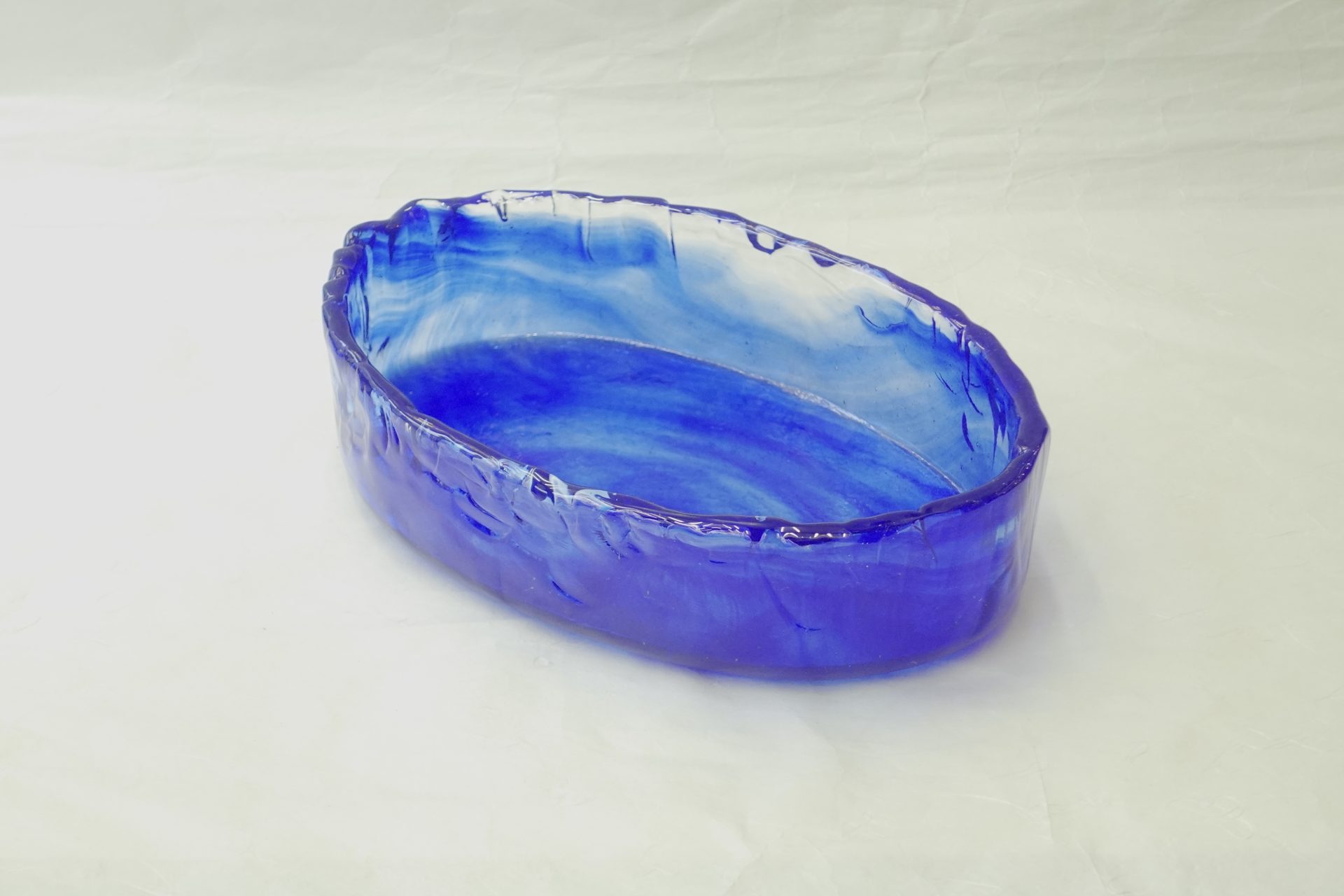 手づくり ガラス 水盤 花器 ガラス職人 味わいある ルリ色 涼し気 ハンドメイド 楕円形 本格的 花を活けられる 涼を感じる 生け花 日本製 和の器 食器 贈り物 ギフト 記念品 引出物 法要 お返し 専門店 リアル店舗 高品質 安らぎ いやし よりおいしく 安心 機能的 長持ち 人気 おすすめ 高機能 ネット通販 ネットショップ オンラインショップ セレクトショップ 欲しい 購入 買う 買い物 岐阜県 岐阜市 美殿町 小林漆陶 陶器店 漆器店 茶道具店 特別な 選び抜かれた 品質重視 使いやすい 格安 老舗 誕生日 結婚 出産 入学 退職 母の日 父の日 敬老の日 クリスマス プレゼント 叙勲 長寿 新築 お祝い 御礼 内祝い 外国土産 海外みやげ 実店舗 使うと分かる 職人技 日本一の品揃え 日本一の在庫数 専門知識 百貨店にない 手作り お洒落 高級品 希少価値 上質な器 伝統工芸品 コスパ お値打ち お買い得 堅牢 飽きない 永く使える お気に入り 国産 料理が映える 満足感 豊かな食生活 豊かな食文化 こだわりの器 日本文化 他にない ここにしかない オリジナル 独自の 個性的 ここでしか買えない 超レアもの 一品もの 現品限り 入手困難 いい器 匠の技 美しい 実用的 外人が喜ぶ店 外人が珍しがる店 外人がうれしい店 日本各地の一級品を売る店 日本全国の器を売る店 本当にいいもの コスパ高い 一流品 修理 選りすぐりの逸品 周年記念 永年勤続表彰 退職記念 卒業記念 日本土産 岐阜土産 岐阜のおみやげ 岐阜の特産品 料理を引き立てる器 高級店 一流店 岐阜で一番 東海で一番 中部で一番 日本で一番 おしゃれな店 地域一番店 JapanesetablewareJapanesecrafts Handcrafted TraditionalCrafts