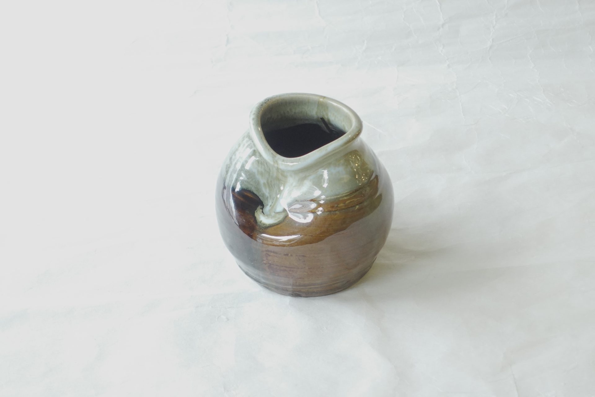 茶道 茶の湯 茶道具 萩焼 味舌隆司 掛け花入れ すいはつ 床柱 少しの花 季節を感じる 侘び茶 寂び うずくまる 蹲 高取釉 掛分け 窯変 味わいある 重厚 落ち着きがある高級 日本製 和の器 食器 贈り物 ギフト 記念品 引出物 法要 お返し 専門店 リアル店舗 高品質 安らぎ いやし よりおいしく 安心 機能的 長持ち 人気 おすすめ 高機能 ネット通販 ネットショップ オンラインショップ セレクトショップ 欲しい 購入 買う 買い物 岐阜県 岐阜市 美殿町 小林漆陶 陶器店 漆器店 茶道具店 特別な 選び抜かれた 品質重視 使いやすい 格安 老舗 誕生日 結婚 出産 入学 退職 母の日 父の日 敬老の日 クリスマス プレゼント 叙勲 長寿 新築 お祝い 御礼 内祝い 外国土産 海外みやげ 実店舗 使うと分かる 職人技 日本一の品揃え 日本一の在庫数 専門知識 百貨店にない 手作り お洒落 高級品 希少価値 上質な器 伝統工芸品 コスパ お値打ち お買い得 堅牢 飽きない 永く使える お気に入り 国産 料理が映える 満足感 豊かな食生活 豊かな食文化 こだわりの器 日本文化 他にない ここにしかない オリジナル 独自の 個性的 ここでしか買えない 超レアもの 一品もの 現品限り 入手困難 いい器 匠の技 美しい 実用的 外人が喜ぶ店 外人が珍しがる店 外人がうれしい店 日本各地の一級品を売る店 日本全国の器を売る店 本当にいいもの コスパ高い 一流品 修理 選りすぐりの逸品 周年記念 永年勤続表彰 退職記念 卒業記念 日本土産 岐阜土産 岐阜のおみやげ 岐阜の特産品 料理を引き立てる器 高級店 一流店 岐阜で一番 東海で一番 中部で一番 日本で一番 おしゃれな店 地域一番店 JapanesetablewareJapanesecrafts Japaneseceramics Japanesepottery Handcrafted TraditionalCrafts Japaneseculture Traditionalart Japaneseteautensils TeaCeremony