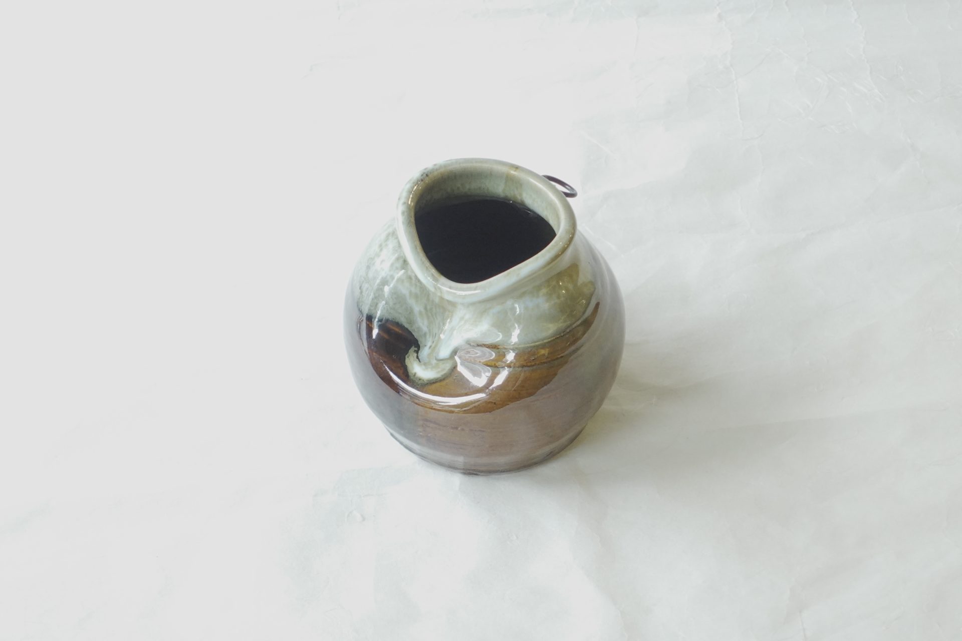 茶道 茶の湯 茶道具 萩焼 味舌隆司 掛け花入れ すいはつ 床柱 少しの花 季節を感じる 侘び茶 寂び うずくまる 蹲 高取釉 掛分け 窯変 味わいある 重厚 落ち着きがある高級 日本製 和の器 食器 贈り物 ギフト 記念品 引出物 法要 お返し 専門店 リアル店舗 高品質 安らぎ いやし よりおいしく 安心 機能的 長持ち 人気 おすすめ 高機能 ネット通販 ネットショップ オンラインショップ セレクトショップ 欲しい 購入 買う 買い物 岐阜県 岐阜市 美殿町 小林漆陶 陶器店 漆器店 茶道具店 特別な 選び抜かれた 品質重視 使いやすい 格安 老舗 誕生日 結婚 出産 入学 退職 母の日 父の日 敬老の日 クリスマス プレゼント 叙勲 長寿 新築 お祝い 御礼 内祝い 外国土産 海外みやげ 実店舗 使うと分かる 職人技 日本一の品揃え 日本一の在庫数 専門知識 百貨店にない 手作り お洒落 高級品 希少価値 上質な器 伝統工芸品 コスパ お値打ち お買い得 堅牢 飽きない 永く使える お気に入り 国産 料理が映える 満足感 豊かな食生活 豊かな食文化 こだわりの器 日本文化 他にない ここにしかない オリジナル 独自の 個性的 ここでしか買えない 超レアもの 一品もの 現品限り 入手困難 いい器 匠の技 美しい 実用的 外人が喜ぶ店 外人が珍しがる店 外人がうれしい店 日本各地の一級品を売る店 日本全国の器を売る店 本当にいいもの コスパ高い 一流品 修理 選りすぐりの逸品 周年記念 永年勤続表彰 退職記念 卒業記念 日本土産 岐阜土産 岐阜のおみやげ 岐阜の特産品 料理を引き立てる器 高級店 一流店 岐阜で一番 東海で一番 中部で一番 日本で一番 おしゃれな店 地域一番店 JapanesetablewareJapanesecrafts Japaneseceramics Japanesepottery Handcrafted TraditionalCrafts Japaneseculture Traditionalart Japaneseteautensils TeaCeremony