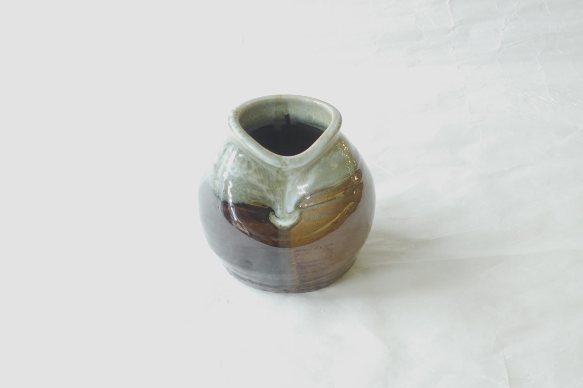 茶道 茶の湯 茶道具 萩焼 味舌隆司 掛け花入れ すいはつ 床柱 少しの花 季節を感じる 侘び茶 寂び うずくまる 蹲 高取釉 掛分け 窯変 味わいある 重厚 落ち着きがある高級 日本製 和の器 食器 贈り物 ギフト 記念品 引出物 法要 お返し 専門店 リアル店舗 高品質 安らぎ いやし よりおいしく 安心 機能的 長持ち 人気 おすすめ 高機能 ネット通販 ネットショップ オンラインショップ セレクトショップ 欲しい 購入 買う 買い物 岐阜県 岐阜市 美殿町 小林漆陶 陶器店 漆器店 茶道具店 特別な 選び抜かれた 品質重視 使いやすい 格安 老舗 誕生日 結婚 出産 入学 退職 母の日 父の日 敬老の日 クリスマス プレゼント 叙勲 長寿 新築 お祝い 御礼 内祝い 外国土産 海外みやげ 実店舗 使うと分かる 職人技 日本一の品揃え 日本一の在庫数 専門知識 百貨店にない 手作り お洒落 高級品 希少価値 上質な器 伝統工芸品 コスパ お値打ち お買い得 堅牢 飽きない 永く使える お気に入り 国産 料理が映える 満足感 豊かな食生活 豊かな食文化 こだわりの器 日本文化 他にない ここにしかない オリジナル 独自の 個性的 ここでしか買えない 超レアもの 一品もの 現品限り 入手困難 いい器 匠の技 美しい 実用的 外人が喜ぶ店 外人が珍しがる店 外人がうれしい店 日本各地の一級品を売る店 日本全国の器を売る店 本当にいいもの コスパ高い 一流品 修理 選りすぐりの逸品 周年記念 永年勤続表彰 退職記念 卒業記念 日本土産 岐阜土産 岐阜のおみやげ 岐阜の特産品 料理を引き立てる器 高級店 一流店 岐阜で一番 東海で一番 中部で一番 日本で一番 おしゃれな店 地域一番店 JapanesetablewareJapanesecrafts Japaneseceramics Japanesepottery Handcrafted TraditionalCrafts Japaneseculture Traditionalart Japaneseteautensils TeaCeremony