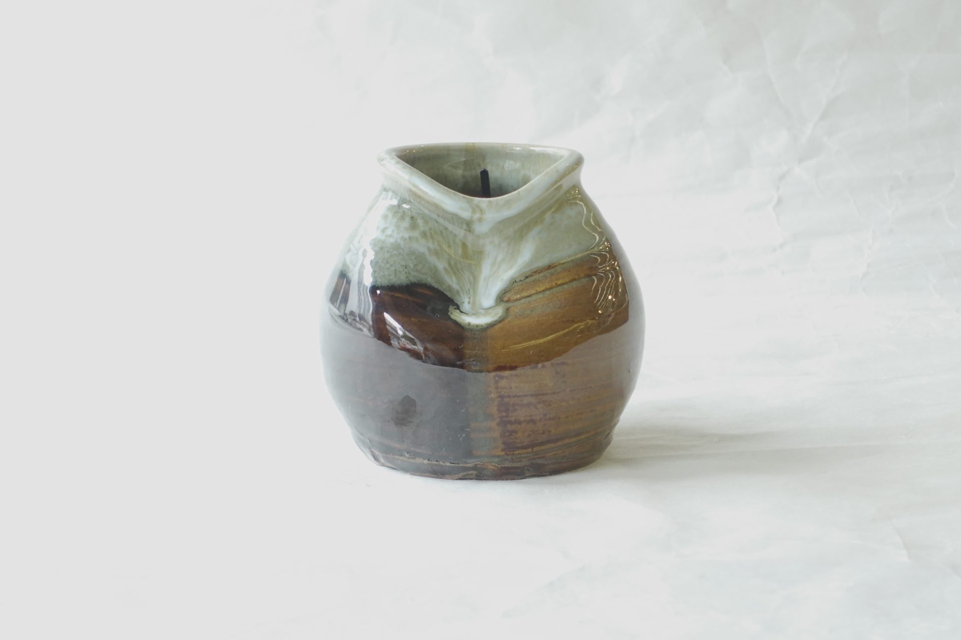 茶道 茶の湯 茶道具 萩焼 味舌隆司 掛け花入れ すいはつ 床柱 少しの花 季節を感じる 侘び茶 寂び うずくまる 蹲 高取釉 掛分け 窯変 味わいある 重厚 落ち着きがある高級 日本製 和の器 食器 贈り物 ギフト 記念品 引出物 法要 お返し 専門店 リアル店舗 高品質 安らぎ いやし よりおいしく 安心 機能的 長持ち 人気 おすすめ 高機能 ネット通販 ネットショップ オンラインショップ セレクトショップ 欲しい 購入 買う 買い物 岐阜県 岐阜市 美殿町 小林漆陶 陶器店 漆器店 茶道具店 特別な 選び抜かれた 品質重視 使いやすい 格安 老舗 誕生日 結婚 出産 入学 退職 母の日 父の日 敬老の日 クリスマス プレゼント 叙勲 長寿 新築 お祝い 御礼 内祝い 外国土産 海外みやげ 実店舗 使うと分かる 職人技 日本一の品揃え 日本一の在庫数 専門知識 百貨店にない 手作り お洒落 高級品 希少価値 上質な器 伝統工芸品 コスパ お値打ち お買い得 堅牢 飽きない 永く使える お気に入り 国産 料理が映える 満足感 豊かな食生活 豊かな食文化 こだわりの器 日本文化 他にない ここにしかない オリジナル 独自の 個性的 ここでしか買えない 超レアもの 一品もの 現品限り 入手困難 いい器 匠の技 美しい 実用的 外人が喜ぶ店 外人が珍しがる店 外人がうれしい店 日本各地の一級品を売る店 日本全国の器を売る店 本当にいいもの コスパ高い 一流品 修理 選りすぐりの逸品 周年記念 永年勤続表彰 退職記念 卒業記念 日本土産 岐阜土産 岐阜のおみやげ 岐阜の特産品 料理を引き立てる器 高級店 一流店 岐阜で一番 東海で一番 中部で一番 日本で一番 おしゃれな店 地域一番店 JapanesetablewareJapanesecrafts Japaneseceramics Japanesepottery Handcrafted TraditionalCrafts Japaneseculture Traditionalart Japaneseteautensils TeaCeremony