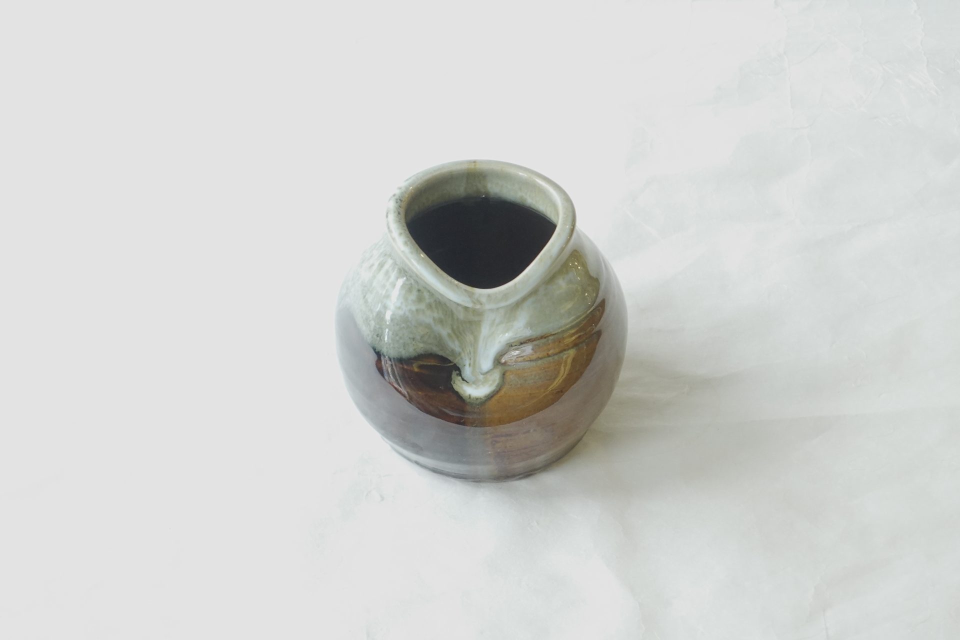 茶道 茶の湯 茶道具 萩焼 味舌隆司 掛け花入れ すいはつ 床柱 少しの花 季節を感じる 侘び茶 寂び うずくまる 蹲 高取釉 掛分け 窯変 味わいある 重厚 落ち着きがある高級 日本製 和の器 食器 贈り物 ギフト 記念品 引出物 法要 お返し 専門店 リアル店舗 高品質 安らぎ いやし よりおいしく 安心 機能的 長持ち 人気 おすすめ 高機能 ネット通販 ネットショップ オンラインショップ セレクトショップ 欲しい 購入 買う 買い物 岐阜県 岐阜市 美殿町 小林漆陶 陶器店 漆器店 茶道具店 特別な 選び抜かれた 品質重視 使いやすい 格安 老舗 誕生日 結婚 出産 入学 退職 母の日 父の日 敬老の日 クリスマス プレゼント 叙勲 長寿 新築 お祝い 御礼 内祝い 外国土産 海外みやげ 実店舗 使うと分かる 職人技 日本一の品揃え 日本一の在庫数 専門知識 百貨店にない 手作り お洒落 高級品 希少価値 上質な器 伝統工芸品 コスパ お値打ち お買い得 堅牢 飽きない 永く使える お気に入り 国産 料理が映える 満足感 豊かな食生活 豊かな食文化 こだわりの器 日本文化 他にない ここにしかない オリジナル 独自の 個性的 ここでしか買えない 超レアもの 一品もの 現品限り 入手困難 いい器 匠の技 美しい 実用的 外人が喜ぶ店 外人が珍しがる店 外人がうれしい店 日本各地の一級品を売る店 日本全国の器を売る店 本当にいいもの コスパ高い 一流品 修理 選りすぐりの逸品 周年記念 永年勤続表彰 退職記念 卒業記念 日本土産 岐阜土産 岐阜のおみやげ 岐阜の特産品 料理を引き立てる器 高級店 一流店 岐阜で一番 東海で一番 中部で一番 日本で一番 おしゃれな店 地域一番店 JapanesetablewareJapanesecrafts Japaneseceramics Japanesepottery Handcrafted TraditionalCrafts Japaneseculture Traditionalart Japaneseteautensils TeaCeremony