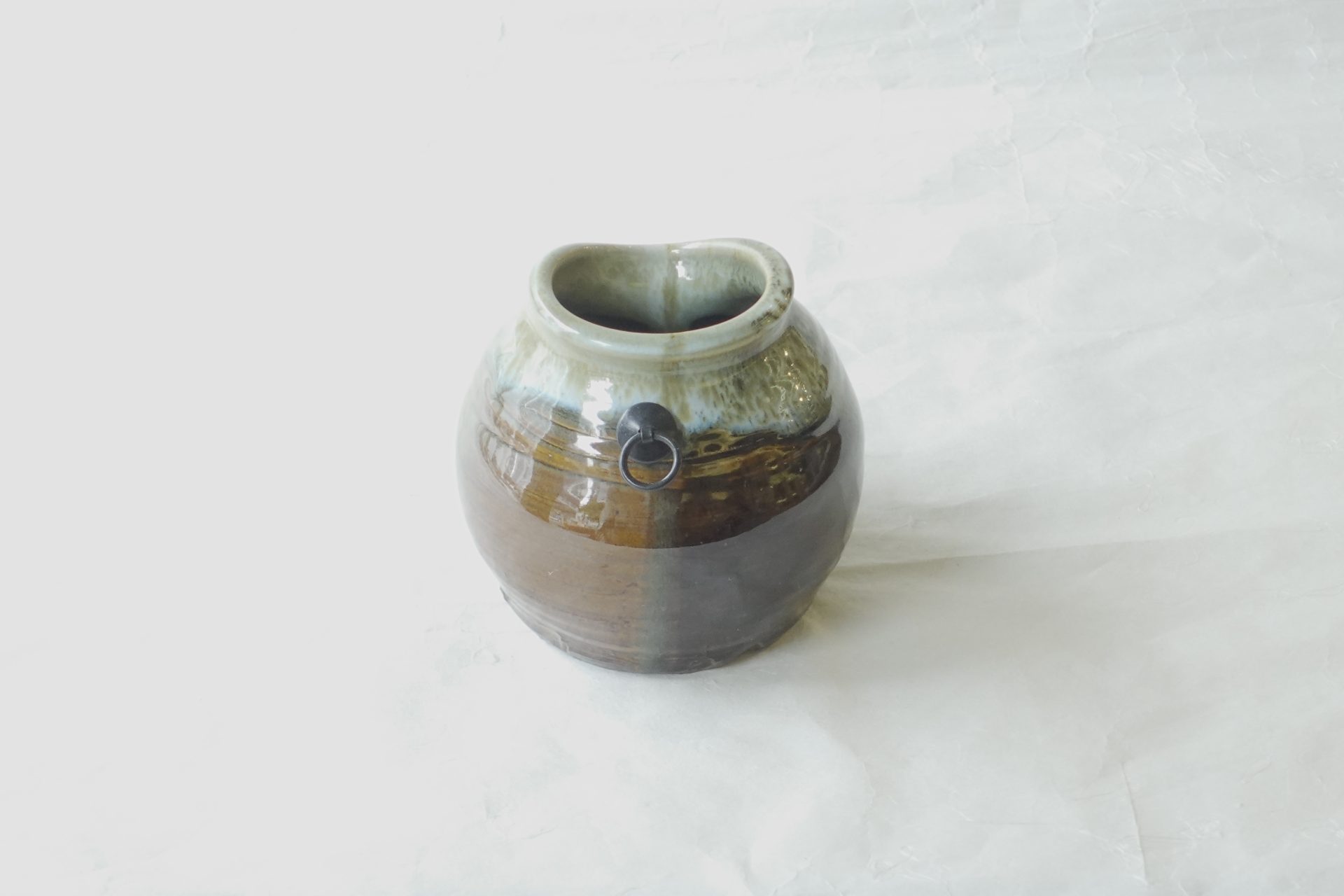 茶道 茶の湯 茶道具 萩焼 味舌隆司 掛け花入れ すいはつ 床柱 少しの花 季節を感じる 侘び茶 寂び うずくまる 蹲 高取釉 掛分け 窯変 味わいある 重厚 落ち着きがある高級 日本製 和の器 食器 贈り物 ギフト 記念品 引出物 法要 お返し 専門店 リアル店舗 高品質 安らぎ いやし よりおいしく 安心 機能的 長持ち 人気 おすすめ 高機能 ネット通販 ネットショップ オンラインショップ セレクトショップ 欲しい 購入 買う 買い物 岐阜県 岐阜市 美殿町 小林漆陶 陶器店 漆器店 茶道具店 特別な 選び抜かれた 品質重視 使いやすい 格安 老舗 誕生日 結婚 出産 入学 退職 母の日 父の日 敬老の日 クリスマス プレゼント 叙勲 長寿 新築 お祝い 御礼 内祝い 外国土産 海外みやげ 実店舗 使うと分かる 職人技 日本一の品揃え 日本一の在庫数 専門知識 百貨店にない 手作り お洒落 高級品 希少価値 上質な器 伝統工芸品 コスパ お値打ち お買い得 堅牢 飽きない 永く使える お気に入り 国産 料理が映える 満足感 豊かな食生活 豊かな食文化 こだわりの器 日本文化 他にない ここにしかない オリジナル 独自の 個性的 ここでしか買えない 超レアもの 一品もの 現品限り 入手困難 いい器 匠の技 美しい 実用的 外人が喜ぶ店 外人が珍しがる店 外人がうれしい店 日本各地の一級品を売る店 日本全国の器を売る店 本当にいいもの コスパ高い 一流品 修理 選りすぐりの逸品 周年記念 永年勤続表彰 退職記念 卒業記念 日本土産 岐阜土産 岐阜のおみやげ 岐阜の特産品 料理を引き立てる器 高級店 一流店 岐阜で一番 東海で一番 中部で一番 日本で一番 おしゃれな店 地域一番店 JapanesetablewareJapanesecrafts Japaneseceramics Japanesepottery Handcrafted TraditionalCrafts Japaneseculture Traditionalart Japaneseteautensils TeaCeremony