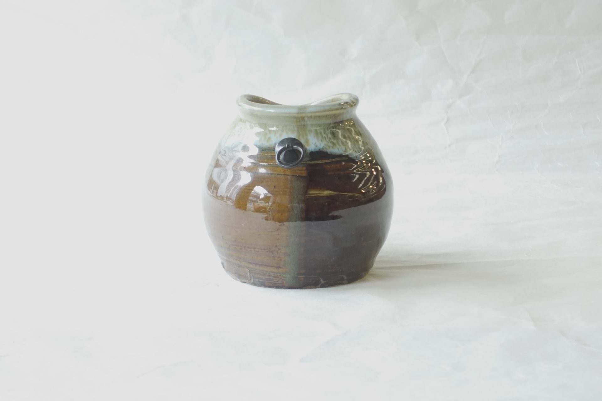 茶道 茶の湯 茶道具 萩焼 味舌隆司 掛け花入れ すいはつ 床柱 少しの花 季節を感じる 侘び茶 寂び うずくまる 蹲 高取釉 掛分け 窯変 味わいある 重厚 落ち着きがある高級 日本製 和の器 食器 贈り物 ギフト 記念品 引出物 法要 お返し 専門店 リアル店舗 高品質 安らぎ いやし よりおいしく 安心 機能的 長持ち 人気 おすすめ 高機能 ネット通販 ネットショップ オンラインショップ セレクトショップ 欲しい 購入 買う 買い物 岐阜県 岐阜市 美殿町 小林漆陶 陶器店 漆器店 茶道具店 特別な 選び抜かれた 品質重視 使いやすい 格安 老舗 誕生日 結婚 出産 入学 退職 母の日 父の日 敬老の日 クリスマス プレゼント 叙勲 長寿 新築 お祝い 御礼 内祝い 外国土産 海外みやげ 実店舗 使うと分かる 職人技 日本一の品揃え 日本一の在庫数 専門知識 百貨店にない 手作り お洒落 高級品 希少価値 上質な器 伝統工芸品 コスパ お値打ち お買い得 堅牢 飽きない 永く使える お気に入り 国産 料理が映える 満足感 豊かな食生活 豊かな食文化 こだわりの器 日本文化 他にない ここにしかない オリジナル 独自の 個性的 ここでしか買えない 超レアもの 一品もの 現品限り 入手困難 いい器 匠の技 美しい 実用的 外人が喜ぶ店 外人が珍しがる店 外人がうれしい店 日本各地の一級品を売る店 日本全国の器を売る店 本当にいいもの コスパ高い 一流品 修理 選りすぐりの逸品 周年記念 永年勤続表彰 退職記念 卒業記念 日本土産 岐阜土産 岐阜のおみやげ 岐阜の特産品 料理を引き立てる器 高級店 一流店 岐阜で一番 東海で一番 中部で一番 日本で一番 おしゃれな店 地域一番店 JapanesetablewareJapanesecrafts Japaneseceramics Japanesepottery Handcrafted TraditionalCrafts Japaneseculture Traditionalart Japaneseteautensils TeaCeremony