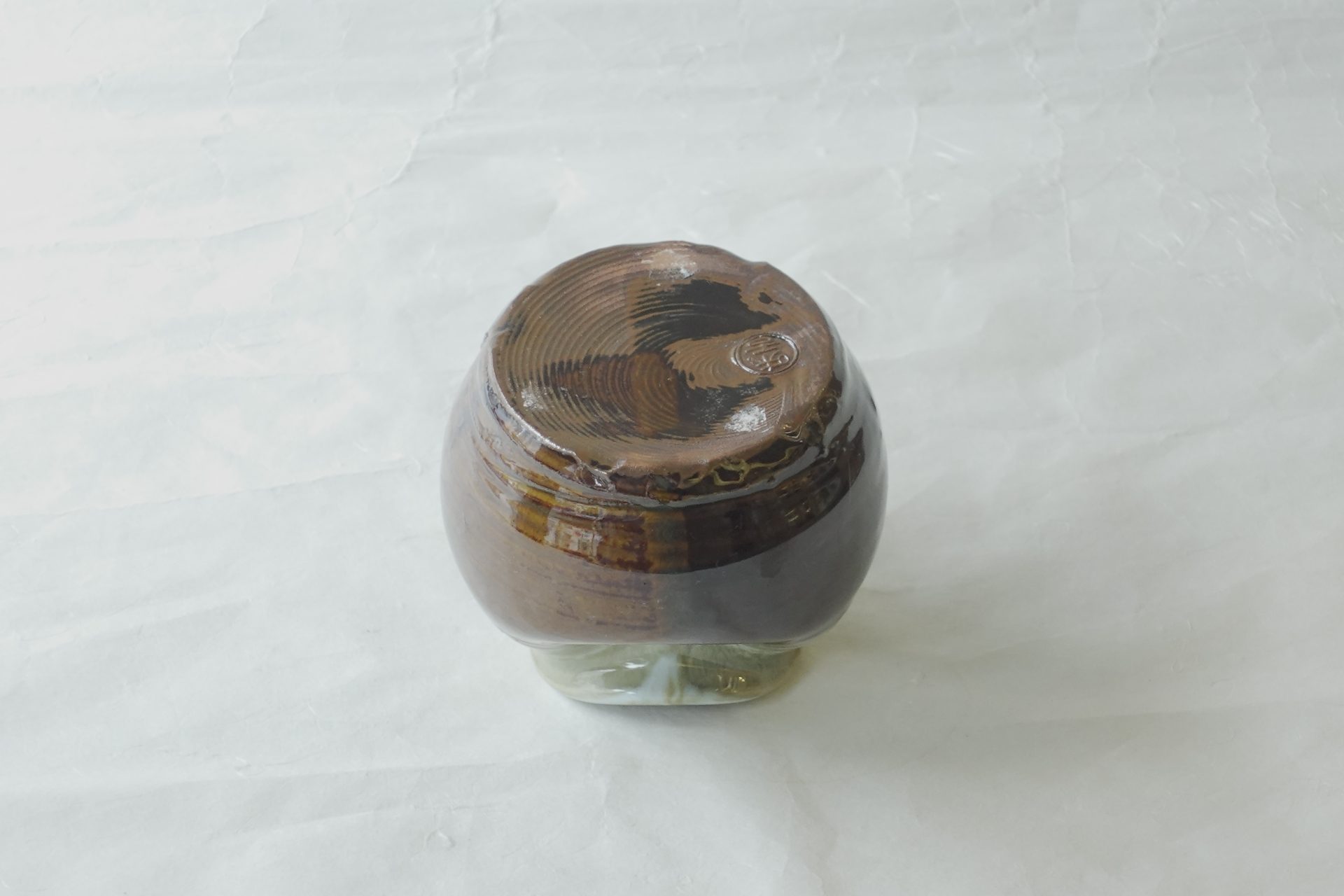 茶道 茶の湯 茶道具 萩焼 味舌隆司 掛け花入れ すいはつ 床柱 少しの花 季節を感じる 侘び茶 寂び うずくまる 蹲 高取釉 掛分け 窯変 味わいある 重厚 落ち着きがある高級 日本製 和の器 食器 贈り物 ギフト 記念品 引出物 法要 お返し 専門店 リアル店舗 高品質 安らぎ いやし よりおいしく 安心 機能的 長持ち 人気 おすすめ 高機能 ネット通販 ネットショップ オンラインショップ セレクトショップ 欲しい 購入 買う 買い物 岐阜県 岐阜市 美殿町 小林漆陶 陶器店 漆器店 茶道具店 特別な 選び抜かれた 品質重視 使いやすい 格安 老舗 誕生日 結婚 出産 入学 退職 母の日 父の日 敬老の日 クリスマス プレゼント 叙勲 長寿 新築 お祝い 御礼 内祝い 外国土産 海外みやげ 実店舗 使うと分かる 職人技 日本一の品揃え 日本一の在庫数 専門知識 百貨店にない 手作り お洒落 高級品 希少価値 上質な器 伝統工芸品 コスパ お値打ち お買い得 堅牢 飽きない 永く使える お気に入り 国産 料理が映える 満足感 豊かな食生活 豊かな食文化 こだわりの器 日本文化 他にない ここにしかない オリジナル 独自の 個性的 ここでしか買えない 超レアもの 一品もの 現品限り 入手困難 いい器 匠の技 美しい 実用的 外人が喜ぶ店 外人が珍しがる店 外人がうれしい店 日本各地の一級品を売る店 日本全国の器を売る店 本当にいいもの コスパ高い 一流品 修理 選りすぐりの逸品 周年記念 永年勤続表彰 退職記念 卒業記念 日本土産 岐阜土産 岐阜のおみやげ 岐阜の特産品 料理を引き立てる器 高級店 一流店 岐阜で一番 東海で一番 中部で一番 日本で一番 おしゃれな店 地域一番店 JapanesetablewareJapanesecrafts Japaneseceramics Japanesepottery Handcrafted TraditionalCrafts Japaneseculture Traditionalart Japaneseteautensils TeaCeremony
