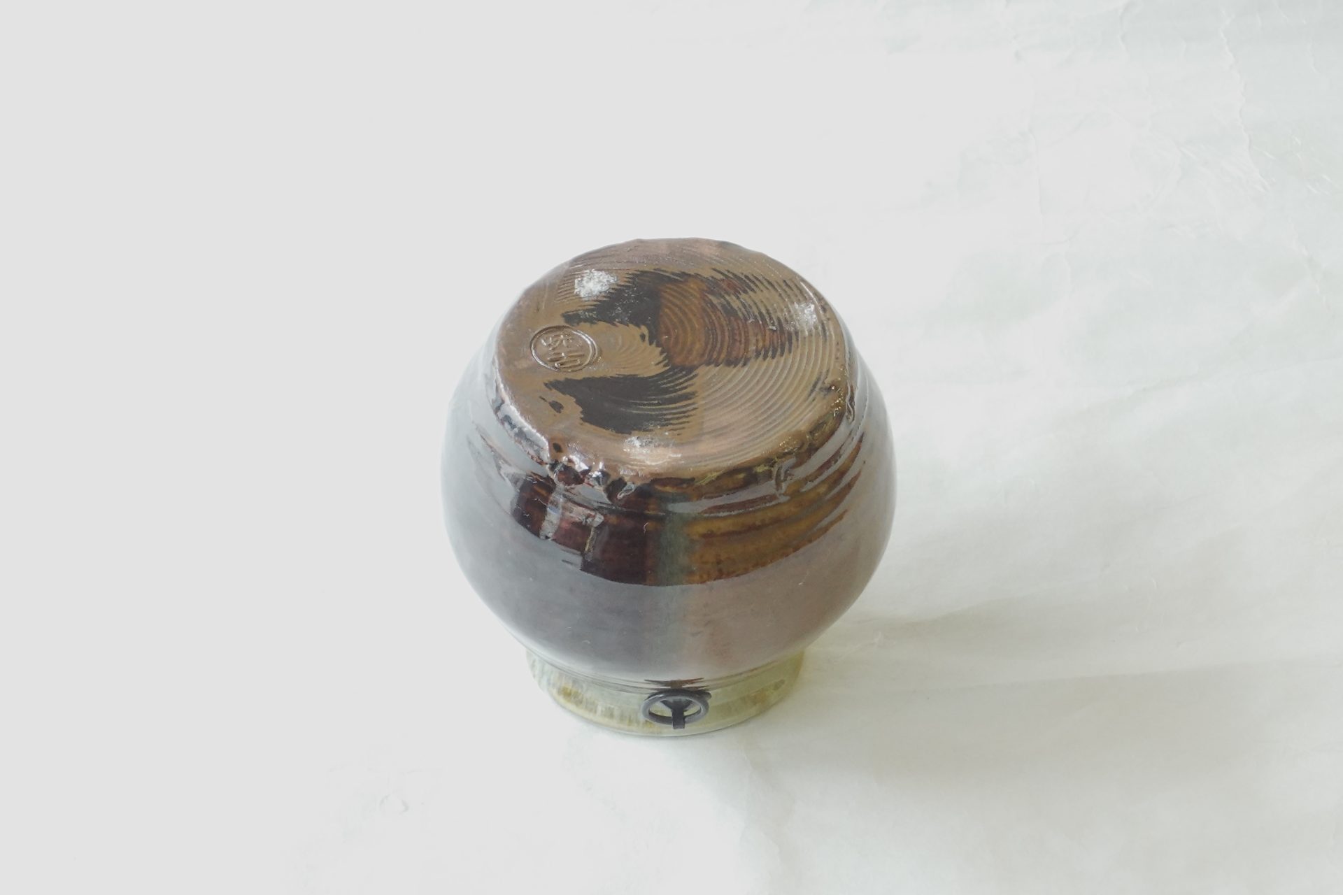 茶道 茶の湯 茶道具 萩焼 味舌隆司 掛け花入れ すいはつ 床柱 少しの花 季節を感じる 侘び茶 寂び うずくまる 蹲 高取釉 掛分け 窯変 味わいある 重厚 落ち着きがある高級 日本製 和の器 食器 贈り物 ギフト 記念品 引出物 法要 お返し 専門店 リアル店舗 高品質 安らぎ いやし よりおいしく 安心 機能的 長持ち 人気 おすすめ 高機能 ネット通販 ネットショップ オンラインショップ セレクトショップ 欲しい 購入 買う 買い物 岐阜県 岐阜市 美殿町 小林漆陶 陶器店 漆器店 茶道具店 特別な 選び抜かれた 品質重視 使いやすい 格安 老舗 誕生日 結婚 出産 入学 退職 母の日 父の日 敬老の日 クリスマス プレゼント 叙勲 長寿 新築 お祝い 御礼 内祝い 外国土産 海外みやげ 実店舗 使うと分かる 職人技 日本一の品揃え 日本一の在庫数 専門知識 百貨店にない 手作り お洒落 高級品 希少価値 上質な器 伝統工芸品 コスパ お値打ち お買い得 堅牢 飽きない 永く使える お気に入り 国産 料理が映える 満足感 豊かな食生活 豊かな食文化 こだわりの器 日本文化 他にない ここにしかない オリジナル 独自の 個性的 ここでしか買えない 超レアもの 一品もの 現品限り 入手困難 いい器 匠の技 美しい 実用的 外人が喜ぶ店 外人が珍しがる店 外人がうれしい店 日本各地の一級品を売る店 日本全国の器を売る店 本当にいいもの コスパ高い 一流品 修理 選りすぐりの逸品 周年記念 永年勤続表彰 退職記念 卒業記念 日本土産 岐阜土産 岐阜のおみやげ 岐阜の特産品 料理を引き立てる器 高級店 一流店 岐阜で一番 東海で一番 中部で一番 日本で一番 おしゃれな店 地域一番店 JapanesetablewareJapanesecrafts Japaneseceramics Japanesepottery Handcrafted TraditionalCrafts Japaneseculture Traditionalart Japaneseteautensils TeaCeremony