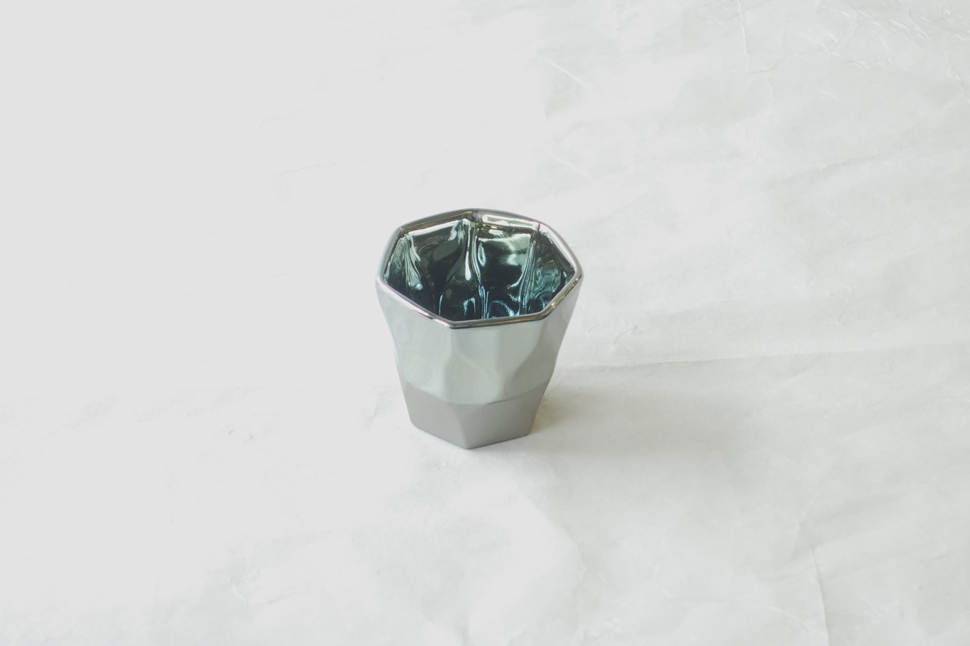 陶磁器 美濃焼 ぐい呑み 光沢 プラチナ 特別感 高級感 六角形 安定 変形 亀甲型 清涼感 きれい 美しい 透明感 日本製 和の器 食器 贈り物 ギフト 記念品 引出物 法要 お返し 専門店 リアル店舗 高品質 安らぎ いやし よりおいしく 安心 機能的 長持ち 人気 おすすめ 高機能 ネット通販 ネットショップ オンラインショップ セレクトショップ 欲しい 購入 買う 買い物 岐阜県 岐阜市 美殿町 小林漆陶 陶器店 漆器店 茶道具店 特別な 選び抜かれた 品質重視 使いやすい 格安 老舗 誕生日 結婚 出産 入学 退職 母の日 父の日 敬老の日 クリスマス プレゼント 叙勲 長寿 新築 お祝い 御礼 内祝い 外国土産 海外みやげ 実店舗 使うと分かる 職人技 日本一の品揃え 日本一の在庫数 専門知識 百貨店にない 手作り お洒落 高級品 希少価値 上質な器 伝統工芸品 コスパ お値打ち お買い得 堅牢 飽きない 永く使える お気に入り 国産 料理が映える 満足感 豊かな食生活 豊かな食文化 こだわりの器 日本文化 他にない ここにしかない オリジナル 独自の 個性的 ここでしか買えない 超レアもの 一品もの 現品限り 入手困難 いい器 匠の技 美しい 実用的 外人が喜ぶ店 外人が珍しがる店 外人がうれしい店 日本各地の一級品を売る店 日本全国の器を売る店 本当にいいもの コスパ高い 一流品 修理 選りすぐりの逸品 周年記念 永年勤続表彰 退職記念 卒業記念 日本土産 岐阜土産 岐阜のおみやげ 岐阜の特産品 料理を引き立てる器 高級店 一流店 岐阜で一番 東海で一番 中部で一番 日本で一番 おしゃれな店 地域一番店 JapanesetablewareJapanesecrafts Japaneseceramics Japanesepottery