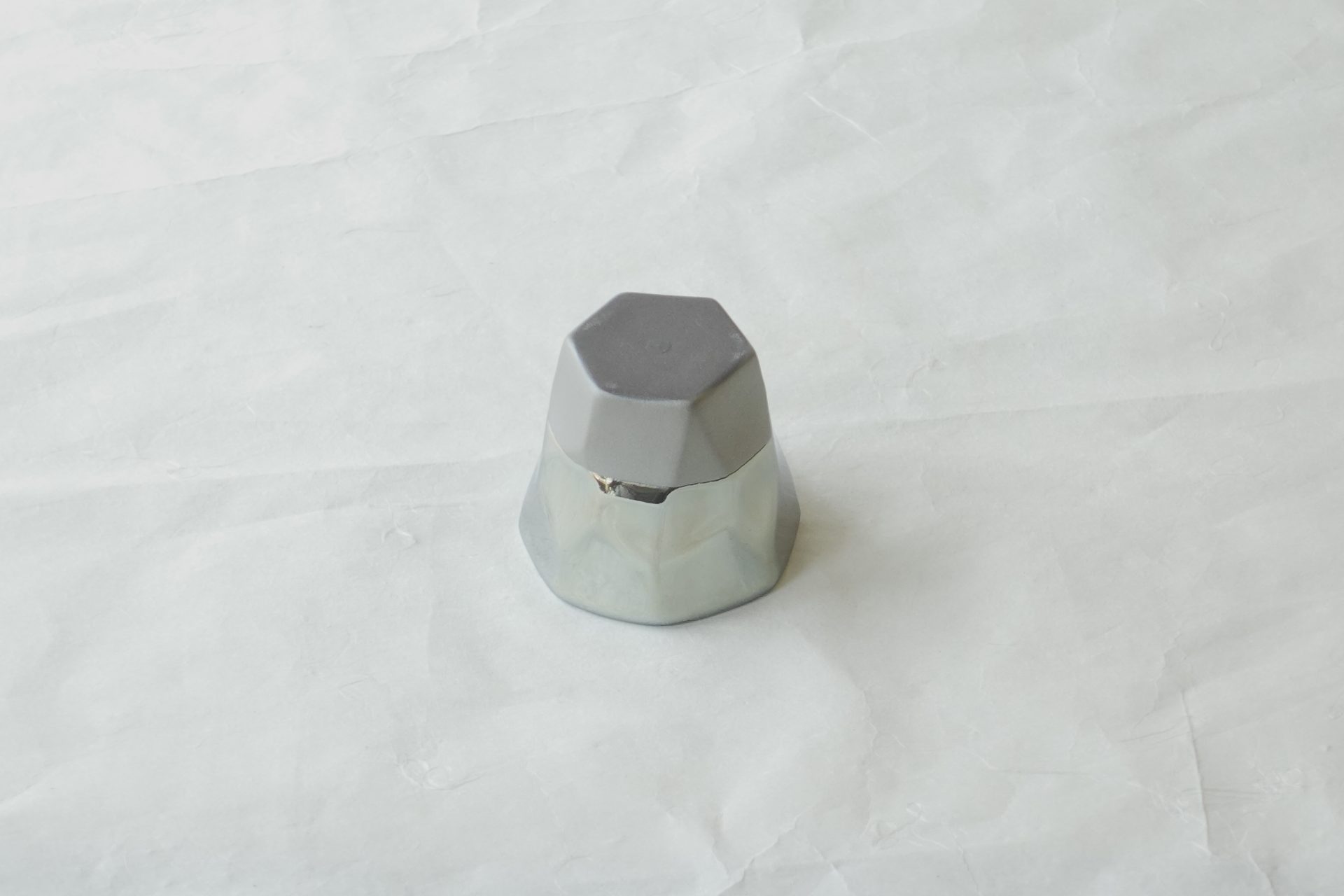 陶磁器 美濃焼 ぐい呑み 光沢 プラチナ 特別感 高級感 六角形 安定 変形 亀甲型 清涼感 きれい 美しい 透明感 日本製 和の器 食器 贈り物 ギフト 記念品 引出物 法要 お返し 専門店 リアル店舗 高品質 安らぎ いやし よりおいしく 安心 機能的 長持ち 人気 おすすめ 高機能 ネット通販 ネットショップ オンラインショップ セレクトショップ 欲しい 購入 買う 買い物 岐阜県 岐阜市 美殿町 小林漆陶 陶器店 漆器店 茶道具店 特別な 選び抜かれた 品質重視 使いやすい 格安 老舗 誕生日 結婚 出産 入学 退職 母の日 父の日 敬老の日 クリスマス プレゼント 叙勲 長寿 新築 お祝い 御礼 内祝い 外国土産 海外みやげ 実店舗 使うと分かる 職人技 日本一の品揃え 日本一の在庫数 専門知識 百貨店にない 手作り お洒落 高級品 希少価値 上質な器 伝統工芸品 コスパ お値打ち お買い得 堅牢 飽きない 永く使える お気に入り 国産 料理が映える 満足感 豊かな食生活 豊かな食文化 こだわりの器 日本文化 他にない ここにしかない オリジナル 独自の 個性的 ここでしか買えない 超レアもの 一品もの 現品限り 入手困難 いい器 匠の技 美しい 実用的 外人が喜ぶ店 外人が珍しがる店 外人がうれしい店 日本各地の一級品を売る店 日本全国の器を売る店 本当にいいもの コスパ高い 一流品 修理 選りすぐりの逸品 周年記念 永年勤続表彰 退職記念 卒業記念 日本土産 岐阜土産 岐阜のおみやげ 岐阜の特産品 料理を引き立てる器 高級店 一流店 岐阜で一番 東海で一番 中部で一番 日本で一番 おしゃれな店 地域一番店 JapanesetablewareJapanesecrafts Japaneseceramics Japanesepottery