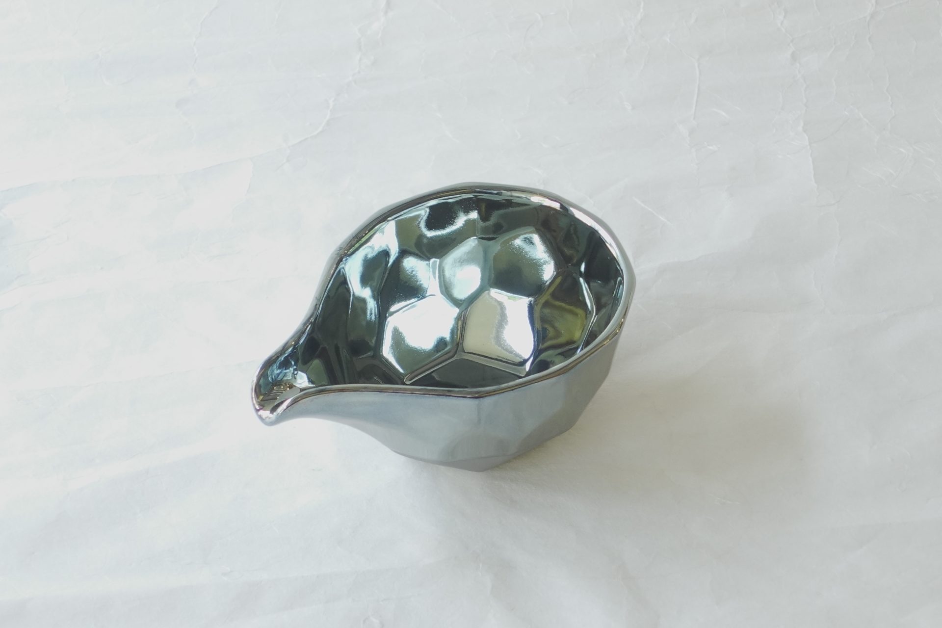 美濃焼 冷酒器 注器 光沢 プラチナ色 シルバー 特別感 高級感 変形 亀甲 清涼感 きれい 美しい 透明感 日本製 和の器 食器 贈り物 ギフト 記念品 引出物 法要 お返し 専門店 リアル店舗 高品質 安らぎ いやし よりおいしく 安心 機能的 長持ち 人気 おすすめ 高機能 ネット通販 ネットショップ オンラインショップ セレクトショップ 欲しい 購入 買う 買い物 岐阜県 岐阜市 美殿町 小林漆陶 陶器店 漆器店 茶道具店 特別な 選び抜かれた 品質重視 使いやすい 格安 老舗 誕生日 結婚 出産 入学 退職 母の日 父の日 敬老の日 クリスマス プレゼント 叙勲 長寿 新築 お祝い 御礼 内祝い 外国土産 海外みやげ 実店舗 使うと分かる 職人技 日本一の品揃え 日本一の在庫数 専門知識 百貨店にない 手作り お洒落 高級品 希少価値 上質な器 伝統工芸品 コスパ お値打ち お買い得 堅牢 飽きない 永く使える お気に入り 国産 料理が映える 満足感 豊かな食生活 豊かな食文化 こだわりの器 日本文化 他にない ここにしかない オリジナル 独自の 個性的 ここでしか買えない 超レアもの 一品もの 現品限り 入手困難 いい器 匠の技 美しい 実用的 外人が喜ぶ店 外人が珍しがる店 外人がうれしい店 日本各地の一級品を売る店 日本全国の器を売る店 本当にいいもの コスパ高い 一流品 修理 選りすぐりの逸品 周年記念 永年勤続表彰 退職記念 卒業記念 日本土産 岐阜土産 岐阜のおみやげ 岐阜の特産品 料理を引き立てる器 高級店 一流店 岐阜で一番 東海で一番 中部で一番 日本で一番 おしゃれな店 地域一番店 JapanesetablewareJapanesecrafts Japaneseceramics Japanesepottery