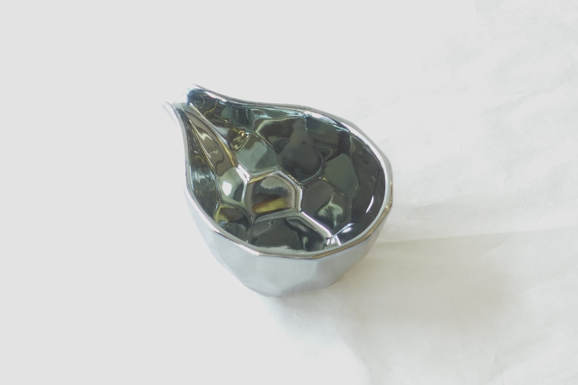 美濃焼 冷酒器 注器 光沢 プラチナ色 シルバー 特別感 高級感 変形 亀甲 清涼感 きれい 美しい 透明感 日本製 和の器 食器 贈り物 ギフト 記念品 引出物 法要 お返し 専門店 リアル店舗 高品質 安らぎ いやし よりおいしく 安心 機能的 長持ち 人気 おすすめ 高機能 ネット通販 ネットショップ オンラインショップ セレクトショップ 欲しい 購入 買う 買い物 岐阜県 岐阜市 美殿町 小林漆陶 陶器店 漆器店 茶道具店 特別な 選び抜かれた 品質重視 使いやすい 格安 老舗 誕生日 結婚 出産 入学 退職 母の日 父の日 敬老の日 クリスマス プレゼント 叙勲 長寿 新築 お祝い 御礼 内祝い 外国土産 海外みやげ 実店舗 使うと分かる 職人技 日本一の品揃え 日本一の在庫数 専門知識 百貨店にない 手作り お洒落 高級品 希少価値 上質な器 伝統工芸品 コスパ お値打ち お買い得 堅牢 飽きない 永く使える お気に入り 国産 料理が映える 満足感 豊かな食生活 豊かな食文化 こだわりの器 日本文化 他にない ここにしかない オリジナル 独自の 個性的 ここでしか買えない 超レアもの 一品もの 現品限り 入手困難 いい器 匠の技 美しい 実用的 外人が喜ぶ店 外人が珍しがる店 外人がうれしい店 日本各地の一級品を売る店 日本全国の器を売る店 本当にいいもの コスパ高い 一流品 修理 選りすぐりの逸品 周年記念 永年勤続表彰 退職記念 卒業記念 日本土産 岐阜土産 岐阜のおみやげ 岐阜の特産品 料理を引き立てる器 高級店 一流店 岐阜で一番 東海で一番 中部で一番 日本で一番 おしゃれな店 地域一番店 JapanesetablewareJapanesecrafts Japaneseceramics Japanesepottery