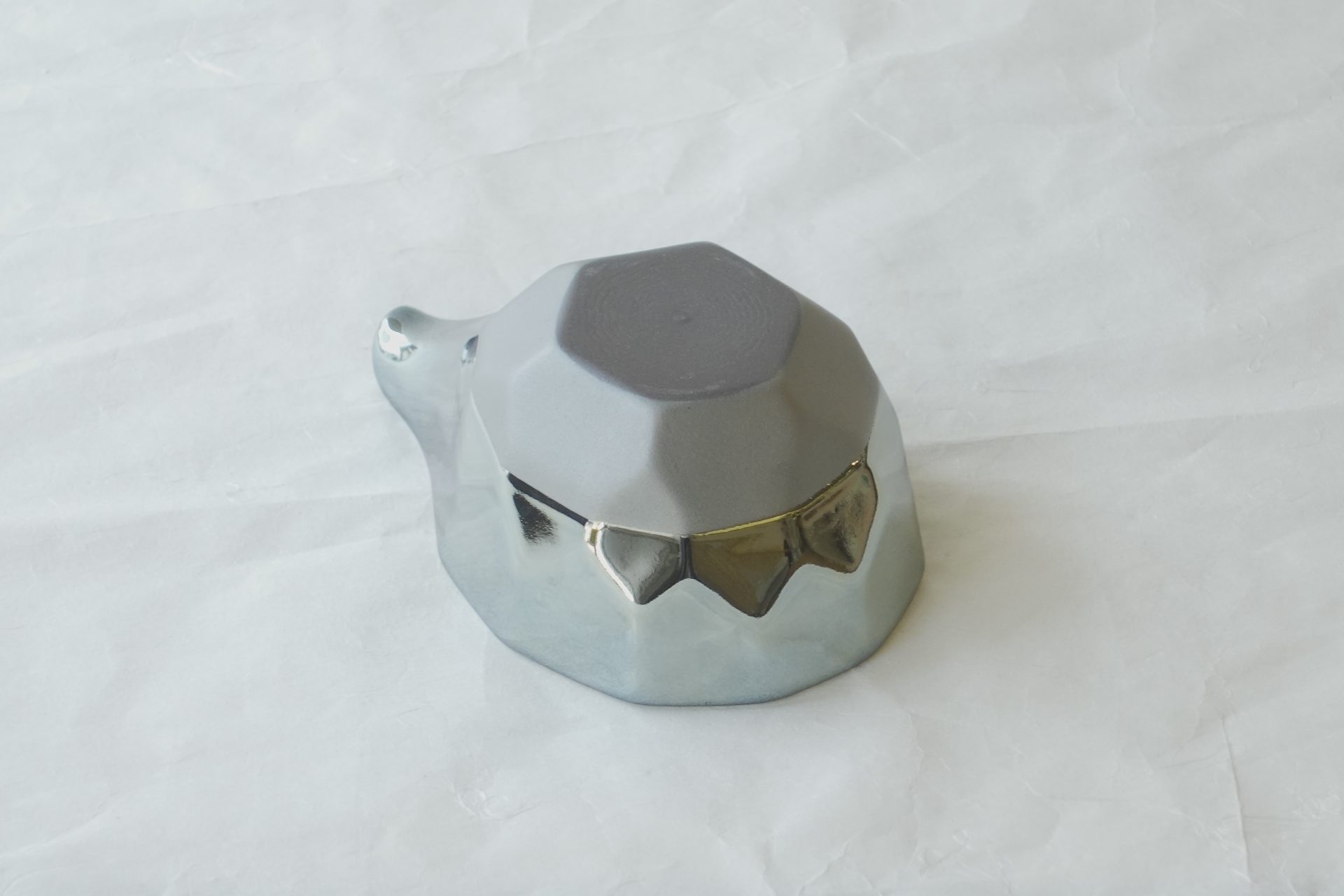 美濃焼 冷酒器 注器 光沢 プラチナ色 シルバー 特別感 高級感 変形 亀甲 清涼感 きれい 美しい 透明感 日本製 和の器 食器 贈り物 ギフト 記念品 引出物 法要 お返し 専門店 リアル店舗 高品質 安らぎ いやし よりおいしく 安心 機能的 長持ち 人気 おすすめ 高機能 ネット通販 ネットショップ オンラインショップ セレクトショップ 欲しい 購入 買う 買い物 岐阜県 岐阜市 美殿町 小林漆陶 陶器店 漆器店 茶道具店 特別な 選び抜かれた 品質重視 使いやすい 格安 老舗 誕生日 結婚 出産 入学 退職 母の日 父の日 敬老の日 クリスマス プレゼント 叙勲 長寿 新築 お祝い 御礼 内祝い 外国土産 海外みやげ 実店舗 使うと分かる 職人技 日本一の品揃え 日本一の在庫数 専門知識 百貨店にない 手作り お洒落 高級品 希少価値 上質な器 伝統工芸品 コスパ お値打ち お買い得 堅牢 飽きない 永く使える お気に入り 国産 料理が映える 満足感 豊かな食生活 豊かな食文化 こだわりの器 日本文化 他にない ここにしかない オリジナル 独自の 個性的 ここでしか買えない 超レアもの 一品もの 現品限り 入手困難 いい器 匠の技 美しい 実用的 外人が喜ぶ店 外人が珍しがる店 外人がうれしい店 日本各地の一級品を売る店 日本全国の器を売る店 本当にいいもの コスパ高い 一流品 修理 選りすぐりの逸品 周年記念 永年勤続表彰 退職記念 卒業記念 日本土産 岐阜土産 岐阜のおみやげ 岐阜の特産品 料理を引き立てる器 高級店 一流店 岐阜で一番 東海で一番 中部で一番 日本で一番 おしゃれな店 地域一番店 JapanesetablewareJapanesecrafts Japaneseceramics Japanesepottery