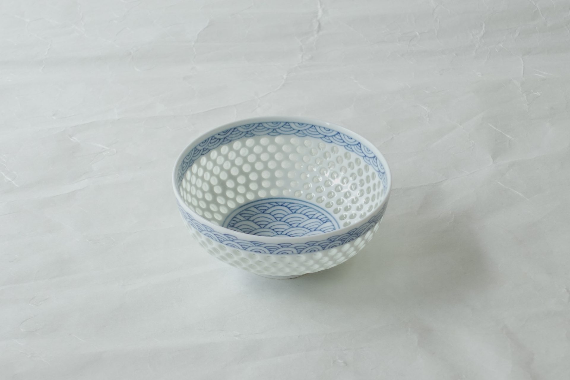 陶磁器 磁器 波佐見焼 水晶彫り ご飯茶碗 飯碗 透明感 熟練職人 大変な手間 高度な技術 涼し気 青海波 手描き さわやか 軽い 持ちやすい 使いやすい 日本製 和の器 食器 贈り物 ギフト 記念品 引出物 法要 お返し 専門店 リアル店舗 高品質 安らぎ いやし よりおいしく 安心 機能的 長持ち 人気 おすすめ 高機能 ネット通販 ネットショップ オンラインショップ セレクトショップ 欲しい 購入 買う 買い物 岐阜県 岐阜市 美殿町 小林漆陶 陶器店 漆器店 茶道具店 特別な 選び抜かれた 品質重視 使いやすい 格安 老舗 誕生日 結婚 出産 入学 退職 母の日 父の日 敬老の日 クリスマス プレゼント 叙勲 長寿 新築 お祝い 御礼 内祝い 外国土産 海外みやげ 実店舗 使うと分かる 職人技 日本一の品揃え 日本一の在庫数 専門知識 百貨店にない 手作り お洒落 高級品 希少価値 上質な器 伝統工芸品 コスパ お値打ち お買い得 堅牢 飽きない 永く使える お気に入り 国産 料理が映える 満足感 豊かな食生活 豊かな食文化 こだわりの器 日本文化 他にない ここにしかない オリジナル 独自の 個性的 ここでしか買えない 超レアもの 一品もの 現品限り 入手困難 いい器 匠の技 美しい 実用的 外人が喜ぶ店 外人が珍しがる店 外人がうれしい店 日本各地の一級品を売る店 日本全国の器を売る店 本当にいいもの コスパ高い 一流品 修理 選りすぐりの逸品 周年記念 永年勤続表彰 退職記念 卒業記念 日本土産 岐阜土産 岐阜のおみやげ 岐阜の特産品 料理を引き立てる器 高級店 一流店 岐阜で一番 東海で一番 中部で一番 日本で一番 おしゃれな店 地域一番店 JapanesetablewareJapanesecrafts Japaneseceramics Japanesepottery Handcrafted TraditionalCrafts