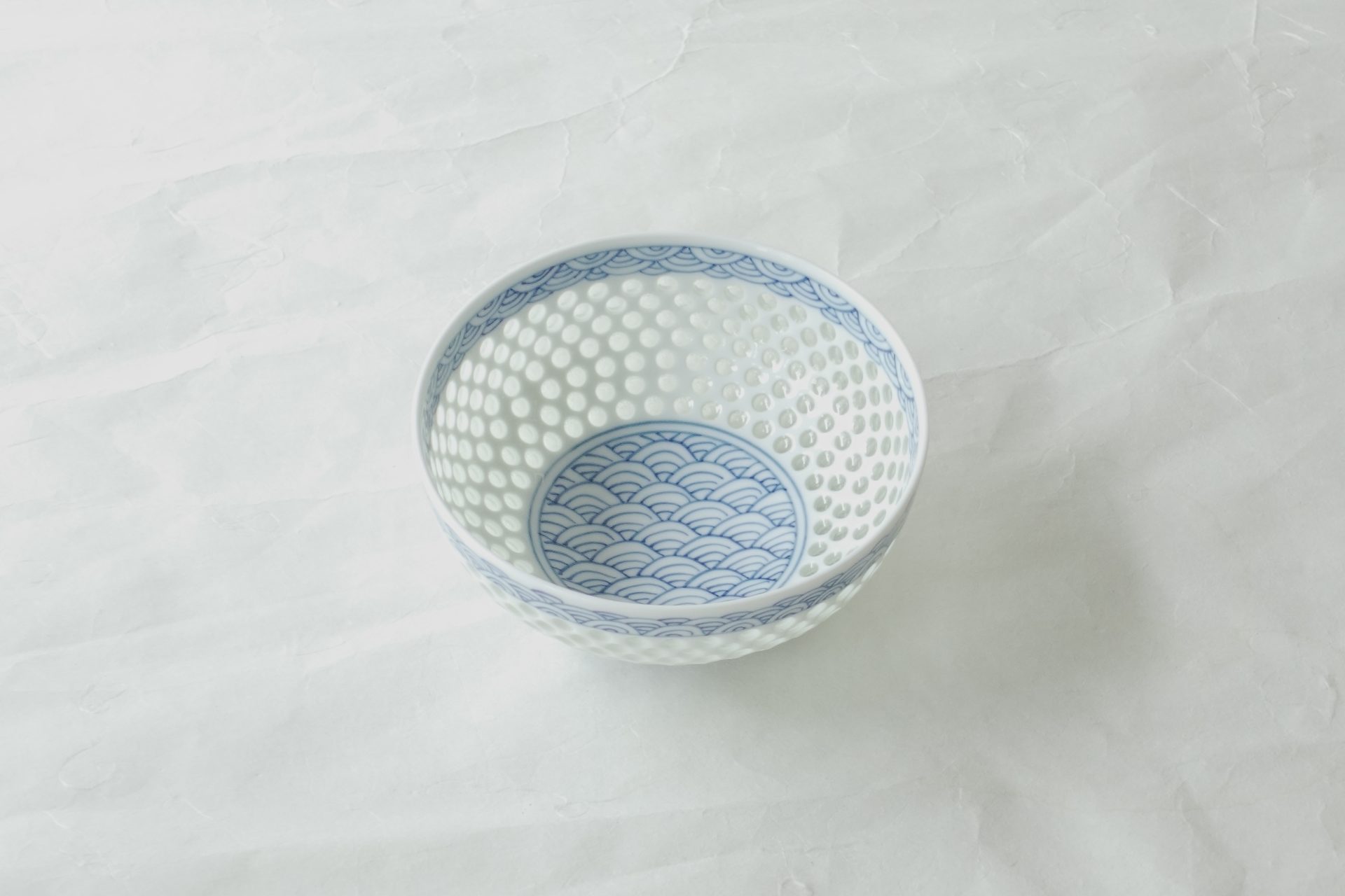 陶磁器 磁器 波佐見焼 水晶彫り ご飯茶碗 飯碗 透明感 熟練職人 大変な手間 高度な技術 涼し気 青海波 手描き さわやか 軽い 持ちやすい 使いやすい 日本製 和の器 食器 贈り物 ギフト 記念品 引出物 法要 お返し 専門店 リアル店舗 高品質 安らぎ いやし よりおいしく 安心 機能的 長持ち 人気 おすすめ 高機能 ネット通販 ネットショップ オンラインショップ セレクトショップ 欲しい 購入 買う 買い物 岐阜県 岐阜市 美殿町 小林漆陶 陶器店 漆器店 茶道具店 特別な 選び抜かれた 品質重視 使いやすい 格安 老舗 誕生日 結婚 出産 入学 退職 母の日 父の日 敬老の日 クリスマス プレゼント 叙勲 長寿 新築 お祝い 御礼 内祝い 外国土産 海外みやげ 実店舗 使うと分かる 職人技 日本一の品揃え 日本一の在庫数 専門知識 百貨店にない 手作り お洒落 高級品 希少価値 上質な器 伝統工芸品 コスパ お値打ち お買い得 堅牢 飽きない 永く使える お気に入り 国産 料理が映える 満足感 豊かな食生活 豊かな食文化 こだわりの器 日本文化 他にない ここにしかない オリジナル 独自の 個性的 ここでしか買えない 超レアもの 一品もの 現品限り 入手困難 いい器 匠の技 美しい 実用的 外人が喜ぶ店 外人が珍しがる店 外人がうれしい店 日本各地の一級品を売る店 日本全国の器を売る店 本当にいいもの コスパ高い 一流品 修理 選りすぐりの逸品 周年記念 永年勤続表彰 退職記念 卒業記念 日本土産 岐阜土産 岐阜のおみやげ 岐阜の特産品 料理を引き立てる器 高級店 一流店 岐阜で一番 東海で一番 中部で一番 日本で一番 おしゃれな店 地域一番店 JapanesetablewareJapanesecrafts Japaneseceramics Japanesepottery Handcrafted TraditionalCrafts