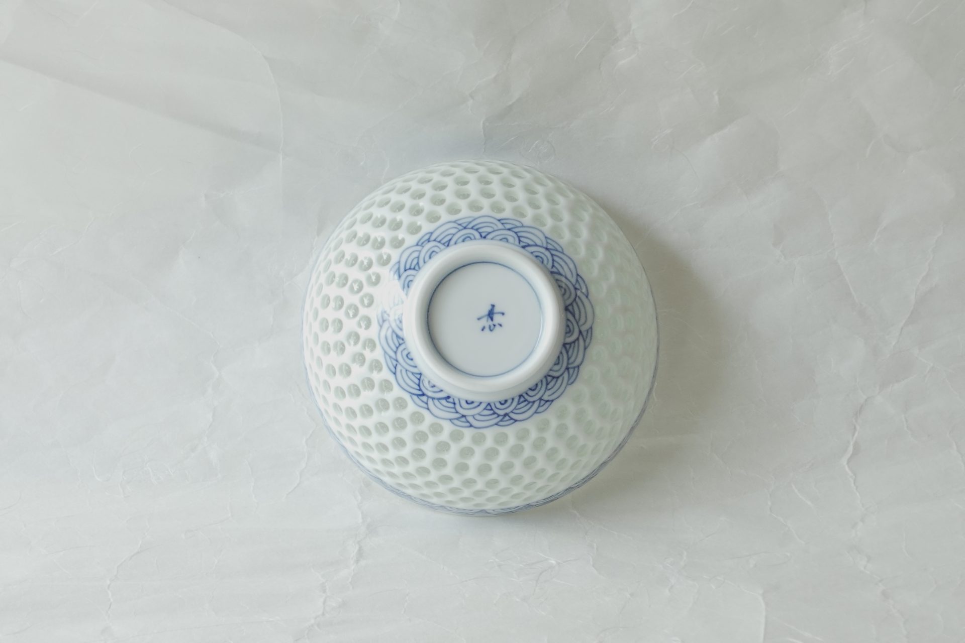 陶磁器 磁器 波佐見焼 水晶彫り ご飯茶碗 飯碗 透明感 熟練職人 大変な手間 高度な技術 涼し気 青海波 手描き さわやか 軽い 持ちやすい 使いやすい 日本製 和の器 食器 贈り物 ギフト 記念品 引出物 法要 お返し 専門店 リアル店舗 高品質 安らぎ いやし よりおいしく 安心 機能的 長持ち 人気 おすすめ 高機能 ネット通販 ネットショップ オンラインショップ セレクトショップ 欲しい 購入 買う 買い物 岐阜県 岐阜市 美殿町 小林漆陶 陶器店 漆器店 茶道具店 特別な 選び抜かれた 品質重視 使いやすい 格安 老舗 誕生日 結婚 出産 入学 退職 母の日 父の日 敬老の日 クリスマス プレゼント 叙勲 長寿 新築 お祝い 御礼 内祝い 外国土産 海外みやげ 実店舗 使うと分かる 職人技 日本一の品揃え 日本一の在庫数 専門知識 百貨店にない 手作り お洒落 高級品 希少価値 上質な器 伝統工芸品 コスパ お値打ち お買い得 堅牢 飽きない 永く使える お気に入り 国産 料理が映える 満足感 豊かな食生活 豊かな食文化 こだわりの器 日本文化 他にない ここにしかない オリジナル 独自の 個性的 ここでしか買えない 超レアもの 一品もの 現品限り 入手困難 いい器 匠の技 美しい 実用的 外人が喜ぶ店 外人が珍しがる店 外人がうれしい店 日本各地の一級品を売る店 日本全国の器を売る店 本当にいいもの コスパ高い 一流品 修理 選りすぐりの逸品 周年記念 永年勤続表彰 退職記念 卒業記念 日本土産 岐阜土産 岐阜のおみやげ 岐阜の特産品 料理を引き立てる器 高級店 一流店 岐阜で一番 東海で一番 中部で一番 日本で一番 おしゃれな店 地域一番店 JapanesetablewareJapanesecrafts Japaneseceramics Japanesepottery Handcrafted TraditionalCrafts