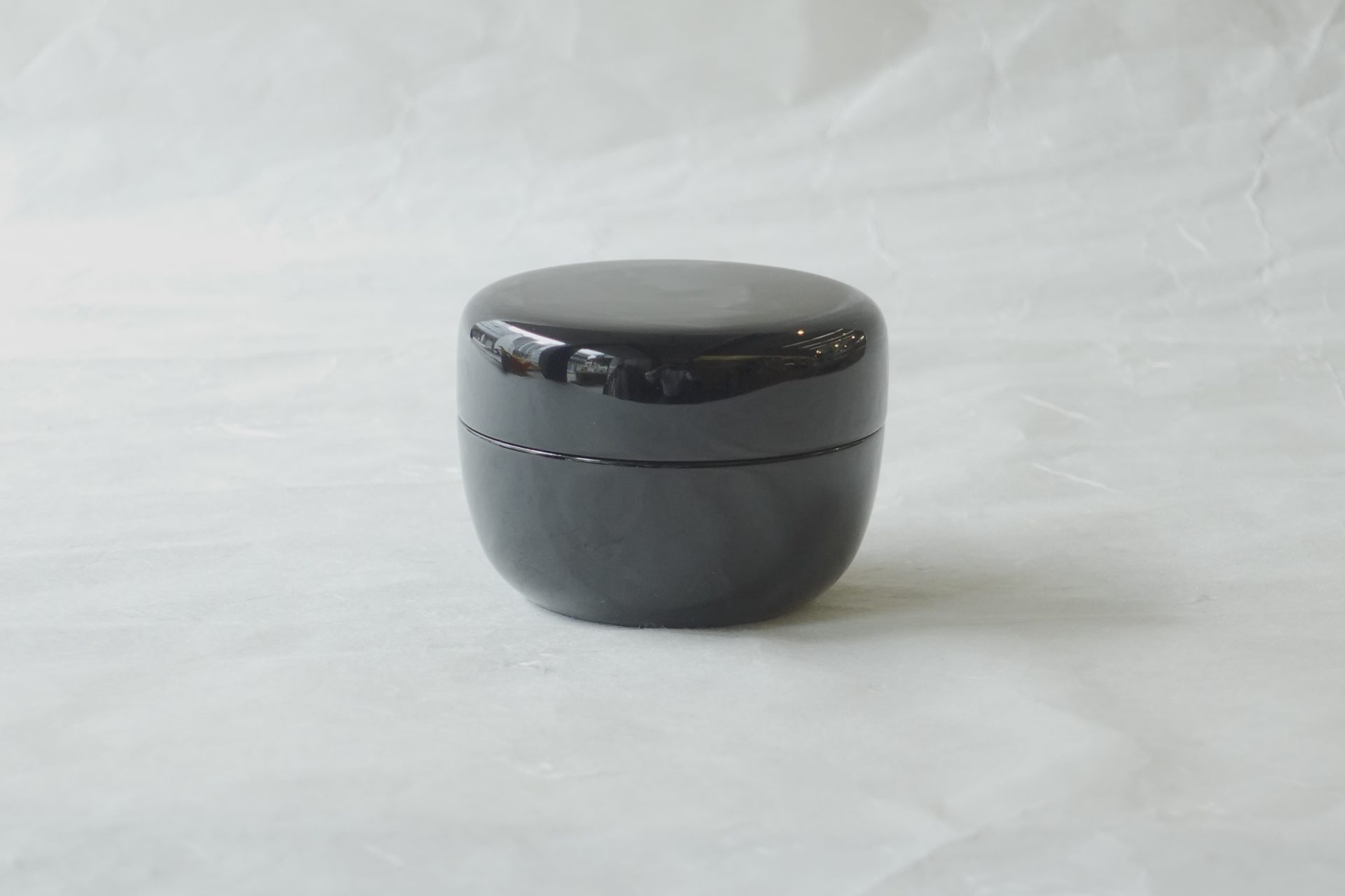 茶道 茶の湯 茶道具 越前塗 木製 茶器 平棗 扱いやすい 黒無地 真塗 シンプル 飽きが来ない 季節も問わない 一年中使える 薄茶器 うるし塗り 高品質 コスパ高い 日本製 和の器 食器 贈り物 ギフト 記念品 引出物 法要 お返し 専門店 リアル店舗 高品質 安らぎ いやし よりおいしく 安心 機能的 長持ち 人気 おすすめ 高機能 ネット通販 ネットショップ オンラインショップ セレクトショップ 欲しい 購入 買う 買い物 岐阜県 岐阜市 美殿町 小林漆陶 陶器店 漆器店 茶道具店 特別な 選び抜かれた 品質重視 使いやすい 格安 老舗 誕生日 結婚 出産 入学 退職 母の日 父の日 敬老の日 クリスマス プレゼント 叙勲 長寿 新築 お祝い 御礼 内祝い 外国土産 海外みやげ 実店舗 使うと分かる 職人技 日本一の品揃え 日本一の在庫数 専門知識 百貨店にない 手作り お洒落 高級品 希少価値 上質な器 伝統工芸品 コスパ お値打ち お買い得 堅牢 飽きない 永く使える お気に入り 国産 料理が映える 満足感 豊かな食生活 豊かな食文化 こだわりの器 日本文化 他にない ここにしかない オリジナル 独自の 個性的 ここでしか買えない 超レアもの 一品もの 現品限り 入手困難 いい器 匠の技 美しい 実用的 外人が喜ぶ店 外人が珍しがる店 外人がうれしい店 日本各地の一級品を売る店 日本全国の器を売る店 本当にいいもの コスパ高い 一流品 修理 選りすぐりの逸品 周年記念 永年勤続表彰 退職記念 卒業記念 日本土産 岐阜土産 岐阜のおみやげ 岐阜の特産品 料理を引き立てる器 高級店 一流店 岐阜で一番 東海で一番 中部で一番 日本で一番 おしゃれな店 地域一番店 JapanesetablewareJapanesecrafts Handcrafted TraditionalCrafts Japaneseculture Traditionalart Japaneseteautensils TeaCeremony Japaneselacquerware