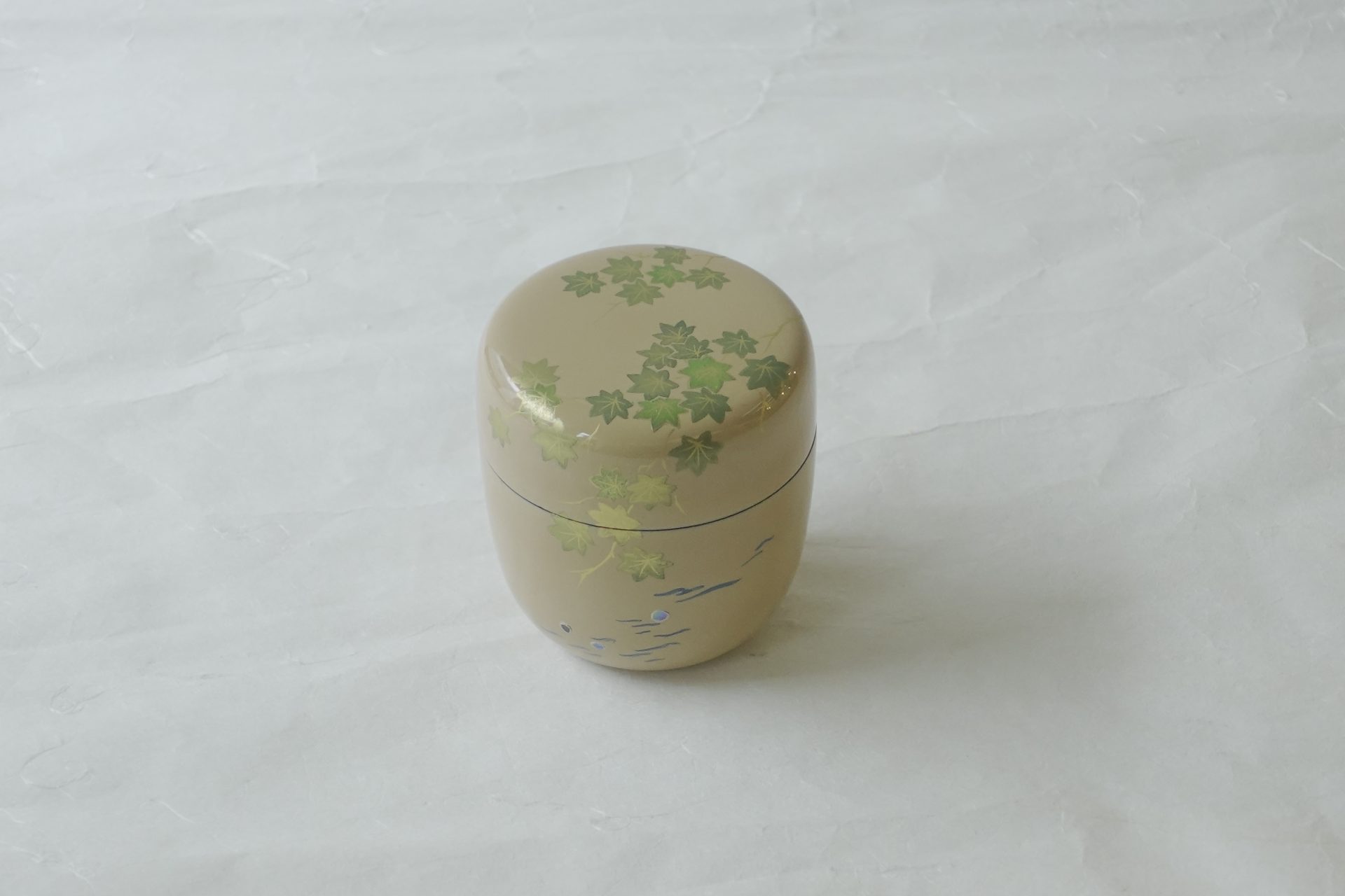 茶道 茶の湯 茶道具 越前塗 中棗 蒔絵 うるし 木製 茶器 薄茶 白うるし 青楓 豪華 流水 涼し気 貝 螺鈿 青く光る さわやか 日本製 和の器 食器 贈り物 ギフト 記念品 引出物 法要 お返し 専門店 リアル店舗 高品質 安らぎ いやし よりおいしく 安心 機能的 長持ち 人気 おすすめ 高機能 ネット通販 ネットショップ オンラインショップ セレクトショップ 欲しい 購入 買う 買い物 岐阜県 岐阜市 美殿町 小林漆陶 陶器店 漆器店 茶道具店 特別な 選び抜かれた 品質重視 使いやすい 格安 老舗 誕生日 結婚 出産 入学 退職 母の日 父の日 敬老の日 クリスマス プレゼント 叙勲 長寿 新築 お祝い 御礼 内祝い 外国土産 海外みやげ 実店舗 使うと分かる 職人技 日本一の品揃え 日本一の在庫数 専門知識 百貨店にない 手作り お洒落 高級品 希少価値 上質な器 伝統工芸品 コスパ お値打ち お買い得 堅牢 飽きない 永く使える お気に入り 国産 料理が映える 満足感 豊かな食生活 豊かな食文化 こだわりの器 日本文化 他にない ここにしかない オリジナル 独自の 個性的 ここでしか買えない 超レアもの 一品もの 現品限り 入手困難 いい器 匠の技 美しい 実用的 外人が喜ぶ店 外人が珍しがる店 外人がうれしい店 日本各地の一級品を売る店 日本全国の器を売る店 本当にいいもの コスパ高い 一流品 修理 選りすぐりの逸品 周年記念 永年勤続表彰 退職記念 卒業記念 日本土産 岐阜土産 岐阜のおみやげ 岐阜の特産品 料理を引き立てる器 高級店 一流店 岐阜で一番 東海で一番 中部で一番 日本で一番 おしゃれな店 地域一番店 JapanesetablewareJapanesecrafts Handcrafted TraditionalCrafts Japaneseculture Traditionalart Japaneseteautensils TeaCeremony Japaneselacquerware