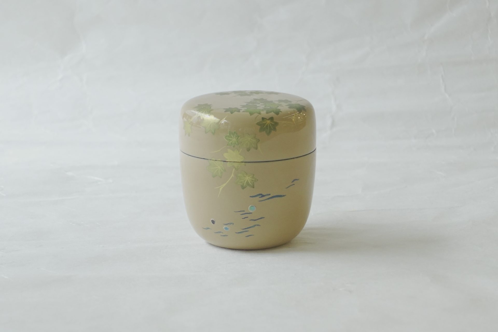 茶道 茶の湯 茶道具 越前塗 中棗 蒔絵 うるし 木製 茶器 薄茶 白うるし 青楓 豪華 流水 涼し気 貝 螺鈿 青く光る さわやか 日本製 和の器 食器 贈り物 ギフト 記念品 引出物 法要 お返し 専門店 リアル店舗 高品質 安らぎ いやし よりおいしく 安心 機能的 長持ち 人気 おすすめ 高機能 ネット通販 ネットショップ オンラインショップ セレクトショップ 欲しい 購入 買う 買い物 岐阜県 岐阜市 美殿町 小林漆陶 陶器店 漆器店 茶道具店 特別な 選び抜かれた 品質重視 使いやすい 格安 老舗 誕生日 結婚 出産 入学 退職 母の日 父の日 敬老の日 クリスマス プレゼント 叙勲 長寿 新築 お祝い 御礼 内祝い 外国土産 海外みやげ 実店舗 使うと分かる 職人技 日本一の品揃え 日本一の在庫数 専門知識 百貨店にない 手作り お洒落 高級品 希少価値 上質な器 伝統工芸品 コスパ お値打ち お買い得 堅牢 飽きない 永く使える お気に入り 国産 料理が映える 満足感 豊かな食生活 豊かな食文化 こだわりの器 日本文化 他にない ここにしかない オリジナル 独自の 個性的 ここでしか買えない 超レアもの 一品もの 現品限り 入手困難 いい器 匠の技 美しい 実用的 外人が喜ぶ店 外人が珍しがる店 外人がうれしい店 日本各地の一級品を売る店 日本全国の器を売る店 本当にいいもの コスパ高い 一流品 修理 選りすぐりの逸品 周年記念 永年勤続表彰 退職記念 卒業記念 日本土産 岐阜土産 岐阜のおみやげ 岐阜の特産品 料理を引き立てる器 高級店 一流店 岐阜で一番 東海で一番 中部で一番 日本で一番 おしゃれな店 地域一番店 JapanesetablewareJapanesecrafts Handcrafted TraditionalCrafts Japaneseculture Traditionalart Japaneseteautensils TeaCeremony Japaneselacquerware