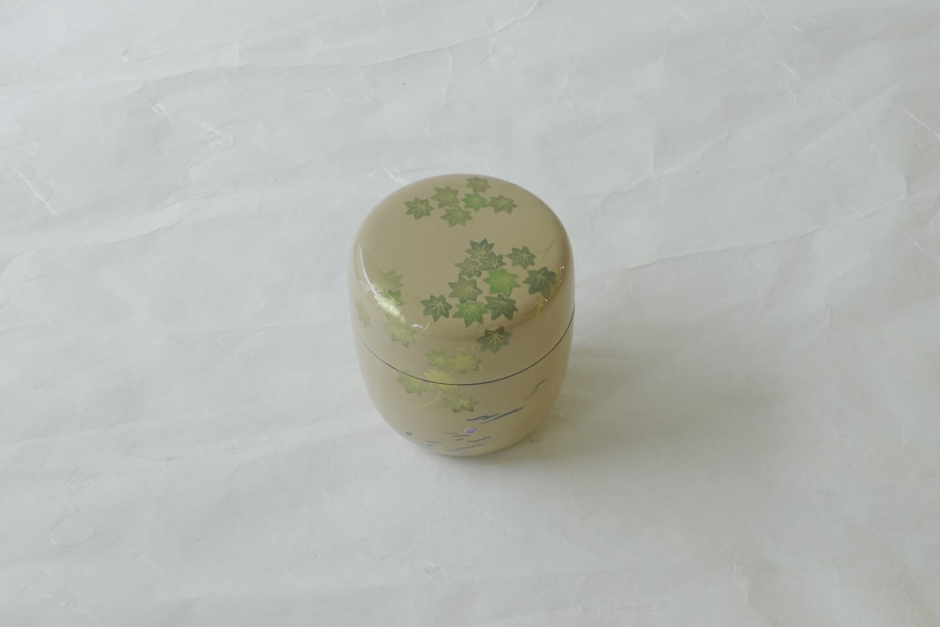 茶道 茶の湯 茶道具 越前塗 中棗 蒔絵 うるし 木製 茶器 薄茶 白うるし 青楓 豪華 流水 涼し気 貝 螺鈿 青く光る さわやか 日本製 和の器 食器 贈り物 ギフト 記念品 引出物 法要 お返し 専門店 リアル店舗 高品質 安らぎ いやし よりおいしく 安心 機能的 長持ち 人気 おすすめ 高機能 ネット通販 ネットショップ オンラインショップ セレクトショップ 欲しい 購入 買う 買い物 岐阜県 岐阜市 美殿町 小林漆陶 陶器店 漆器店 茶道具店 特別な 選び抜かれた 品質重視 使いやすい 格安 老舗 誕生日 結婚 出産 入学 退職 母の日 父の日 敬老の日 クリスマス プレゼント 叙勲 長寿 新築 お祝い 御礼 内祝い 外国土産 海外みやげ 実店舗 使うと分かる 職人技 日本一の品揃え 日本一の在庫数 専門知識 百貨店にない 手作り お洒落 高級品 希少価値 上質な器 伝統工芸品 コスパ お値打ち お買い得 堅牢 飽きない 永く使える お気に入り 国産 料理が映える 満足感 豊かな食生活 豊かな食文化 こだわりの器 日本文化 他にない ここにしかない オリジナル 独自の 個性的 ここでしか買えない 超レアもの 一品もの 現品限り 入手困難 いい器 匠の技 美しい 実用的 外人が喜ぶ店 外人が珍しがる店 外人がうれしい店 日本各地の一級品を売る店 日本全国の器を売る店 本当にいいもの コスパ高い 一流品 修理 選りすぐりの逸品 周年記念 永年勤続表彰 退職記念 卒業記念 日本土産 岐阜土産 岐阜のおみやげ 岐阜の特産品 料理を引き立てる器 高級店 一流店 岐阜で一番 東海で一番 中部で一番 日本で一番 おしゃれな店 地域一番店 JapanesetablewareJapanesecrafts Handcrafted TraditionalCrafts Japaneseculture Traditionalart Japaneseteautensils TeaCeremony Japaneselacquerware