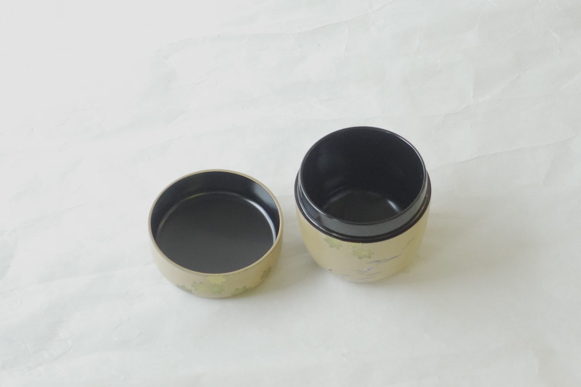 茶道 茶の湯 茶道具 越前塗 中棗 蒔絵 うるし 木製 茶器 薄茶 白うるし 青楓 豪華 流水 涼し気 貝 螺鈿 青く光る さわやか 日本製 和の器 食器 贈り物 ギフト 記念品 引出物 法要 お返し 専門店 リアル店舗 高品質 安らぎ いやし よりおいしく 安心 機能的 長持ち 人気 おすすめ 高機能 ネット通販 ネットショップ オンラインショップ セレクトショップ 欲しい 購入 買う 買い物 岐阜県 岐阜市 美殿町 小林漆陶 陶器店 漆器店 茶道具店 特別な 選び抜かれた 品質重視 使いやすい 格安 老舗 誕生日 結婚 出産 入学 退職 母の日 父の日 敬老の日 クリスマス プレゼント 叙勲 長寿 新築 お祝い 御礼 内祝い 外国土産 海外みやげ 実店舗 使うと分かる 職人技 日本一の品揃え 日本一の在庫数 専門知識 百貨店にない 手作り お洒落 高級品 希少価値 上質な器 伝統工芸品 コスパ お値打ち お買い得 堅牢 飽きない 永く使える お気に入り 国産 料理が映える 満足感 豊かな食生活 豊かな食文化 こだわりの器 日本文化 他にない ここにしかない オリジナル 独自の 個性的 ここでしか買えない 超レアもの 一品もの 現品限り 入手困難 いい器 匠の技 美しい 実用的 外人が喜ぶ店 外人が珍しがる店 外人がうれしい店 日本各地の一級品を売る店 日本全国の器を売る店 本当にいいもの コスパ高い 一流品 修理 選りすぐりの逸品 周年記念 永年勤続表彰 退職記念 卒業記念 日本土産 岐阜土産 岐阜のおみやげ 岐阜の特産品 料理を引き立てる器 高級店 一流店 岐阜で一番 東海で一番 中部で一番 日本で一番 おしゃれな店 地域一番店 JapanesetablewareJapanesecrafts Handcrafted TraditionalCrafts Japaneseculture Traditionalart Japaneseteautensils TeaCeremony Japaneselacquerware