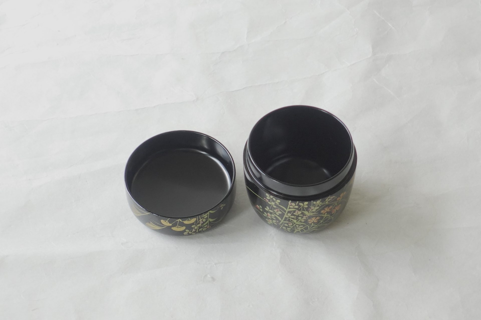 茶道 茶の湯 茶道具 越前塗 宮田宗景 中棗 木製 うるし 蒔絵 茶器 棗 木地 黒うるし 秋草 高い技術 豪華 螺鈿 らでん 美しい 秋の情景 逸品 日本製 和の器 食器 贈り物 ギフト 記念品 引出物 法要 お返し 専門店 リアル店舗 高品質 安らぎ いやし よりおいしく 安心 機能的 長持ち 人気 おすすめ 高機能 ネット通販 ネットショップ オンラインショップ セレクトショップ 欲しい 購入 買う 買い物 岐阜県 岐阜市 美殿町 小林漆陶 陶器店 漆器店 茶道具店 特別な 選び抜かれた 品質重視 使いやすい 格安 老舗 誕生日 結婚 出産 入学 退職 母の日 父の日 敬老の日 クリスマス プレゼント 叙勲 長寿 新築 お祝い 御礼 内祝い 外国土産 海外みやげ 実店舗 使うと分かる 職人技 日本一の品揃え 日本一の在庫数 専門知識 百貨店にない 手作り お洒落 高級品 希少価値 上質な器 伝統工芸品 コスパ お値打ち お買い得 堅牢 飽きない 永く使える お気に入り 国産 料理が映える 満足感 豊かな食生活 豊かな食文化 こだわりの器 日本文化 他にない ここにしかない オリジナル 独自の 個性的 ここでしか買えない 超レアもの 一品もの 現品限り 入手困難 いい器 匠の技 美しい 実用的 外人が喜ぶ店 外人が珍しがる店 外人がうれしい店 日本各地の一級品を売る店 日本全国の器を売る店 本当にいいもの コスパ高い 一流品 修理 選りすぐりの逸品 周年記念 永年勤続表彰 退職記念 卒業記念 日本土産 岐阜土産 岐阜のおみやげ 岐阜の特産品 料理を引き立てる器 高級店 一流店 岐阜で一番 東海で一番 中部で一番 日本で一番 おしゃれな店 地域一番店 JapanesetablewareJapanesecrafts Handcrafted TraditionalCrafts Japaneseculture Traditionalart Japaneseteautensils TeaCeremony Japaneselacquerware