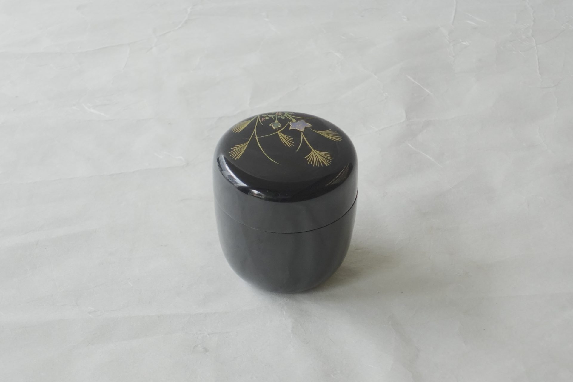 茶道 茶の湯 茶道具 越前塗 宮田宗景 中棗 木製 うるし 蒔絵 茶器 棗 木地 黒うるし 秋草 高い技術 豪華 螺鈿 らでん 美しい 秋の情景 逸品 日本製 和の器 食器 贈り物 ギフト 記念品 引出物 法要 お返し 専門店 リアル店舗 高品質 安らぎ いやし よりおいしく 安心 機能的 長持ち 人気 おすすめ 高機能 ネット通販 ネットショップ オンラインショップ セレクトショップ 欲しい 購入 買う 買い物 岐阜県 岐阜市 美殿町 小林漆陶 陶器店 漆器店 茶道具店 特別な 選び抜かれた 品質重視 使いやすい 格安 老舗 誕生日 結婚 出産 入学 退職 母の日 父の日 敬老の日 クリスマス プレゼント 叙勲 長寿 新築 お祝い 御礼 内祝い 外国土産 海外みやげ 実店舗 使うと分かる 職人技 日本一の品揃え 日本一の在庫数 専門知識 百貨店にない 手作り お洒落 高級品 希少価値 上質な器 伝統工芸品 コスパ お値打ち お買い得 堅牢 飽きない 永く使える お気に入り 国産 料理が映える 満足感 豊かな食生活 豊かな食文化 こだわりの器 日本文化 他にない ここにしかない オリジナル 独自の 個性的 ここでしか買えない 超レアもの 一品もの 現品限り 入手困難 いい器 匠の技 美しい 実用的 外人が喜ぶ店 外人が珍しがる店 外人がうれしい店 日本各地の一級品を売る店 日本全国の器を売る店 本当にいいもの コスパ高い 一流品 修理 選りすぐりの逸品 周年記念 永年勤続表彰 退職記念 卒業記念 日本土産 岐阜土産 岐阜のおみやげ 岐阜の特産品 料理を引き立てる器 高級店 一流店 岐阜で一番 東海で一番 中部で一番 日本で一番 おしゃれな店 地域一番店 JapanesetablewareJapanesecrafts Handcrafted TraditionalCrafts Japaneseculture Traditionalart Japaneseteautensils TeaCeremony Japaneselacquerware