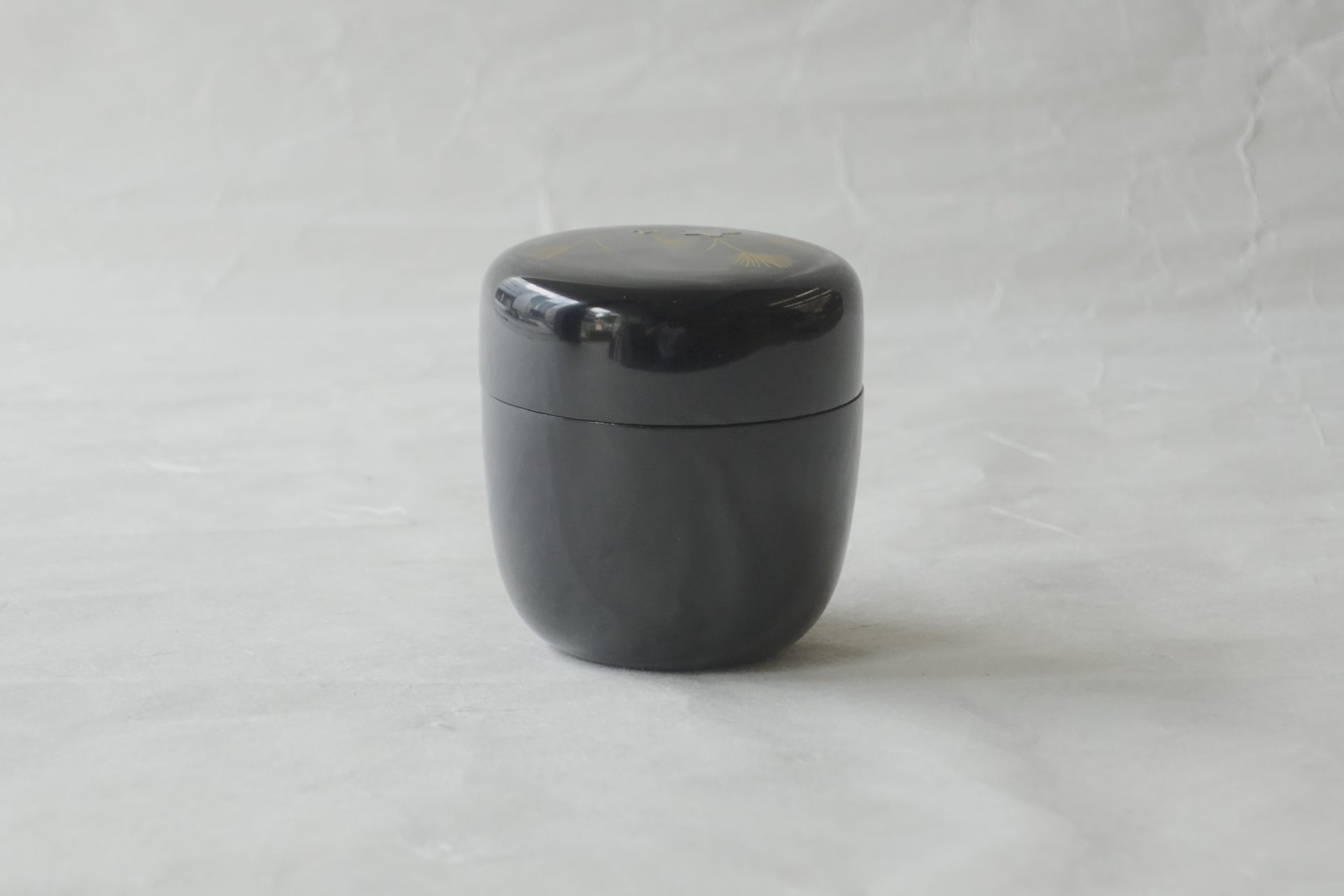 茶道 茶の湯 茶道具 越前塗 宮田宗景 中棗 木製 うるし 蒔絵 茶器 棗 木地 黒うるし 秋草 高い技術 豪華 螺鈿 らでん 美しい 秋の情景 逸品 日本製 和の器 食器 贈り物 ギフト 記念品 引出物 法要 お返し 専門店 リアル店舗 高品質 安らぎ いやし よりおいしく 安心 機能的 長持ち 人気 おすすめ 高機能 ネット通販 ネットショップ オンラインショップ セレクトショップ 欲しい 購入 買う 買い物 岐阜県 岐阜市 美殿町 小林漆陶 陶器店 漆器店 茶道具店 特別な 選び抜かれた 品質重視 使いやすい 格安 老舗 誕生日 結婚 出産 入学 退職 母の日 父の日 敬老の日 クリスマス プレゼント 叙勲 長寿 新築 お祝い 御礼 内祝い 外国土産 海外みやげ 実店舗 使うと分かる 職人技 日本一の品揃え 日本一の在庫数 専門知識 百貨店にない 手作り お洒落 高級品 希少価値 上質な器 伝統工芸品 コスパ お値打ち お買い得 堅牢 飽きない 永く使える お気に入り 国産 料理が映える 満足感 豊かな食生活 豊かな食文化 こだわりの器 日本文化 他にない ここにしかない オリジナル 独自の 個性的 ここでしか買えない 超レアもの 一品もの 現品限り 入手困難 いい器 匠の技 美しい 実用的 外人が喜ぶ店 外人が珍しがる店 外人がうれしい店 日本各地の一級品を売る店 日本全国の器を売る店 本当にいいもの コスパ高い 一流品 修理 選りすぐりの逸品 周年記念 永年勤続表彰 退職記念 卒業記念 日本土産 岐阜土産 岐阜のおみやげ 岐阜の特産品 料理を引き立てる器 高級店 一流店 岐阜で一番 東海で一番 中部で一番 日本で一番 おしゃれな店 地域一番店 JapanesetablewareJapanesecrafts Handcrafted TraditionalCrafts Japaneseculture Traditionalart Japaneseteautensils TeaCeremony Japaneselacquerware