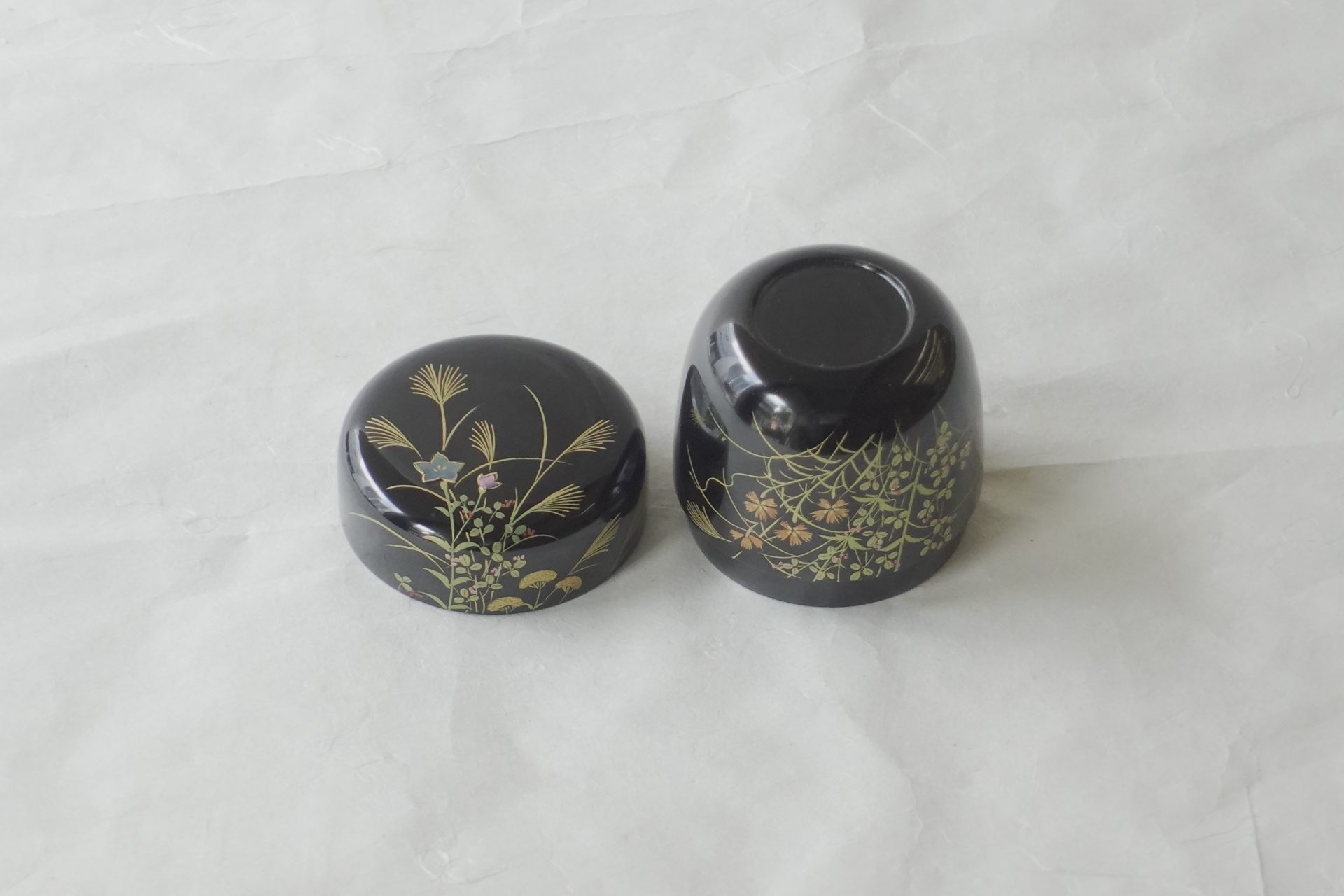 茶道 茶の湯 茶道具 越前塗 宮田宗景 中棗 木製 うるし 蒔絵 茶器 棗 木地 黒うるし 秋草 高い技術 豪華 螺鈿 らでん 美しい 秋の情景 逸品 日本製 和の器 食器 贈り物 ギフト 記念品 引出物 法要 お返し 専門店 リアル店舗 高品質 安らぎ いやし よりおいしく 安心 機能的 長持ち 人気 おすすめ 高機能 ネット通販 ネットショップ オンラインショップ セレクトショップ 欲しい 購入 買う 買い物 岐阜県 岐阜市 美殿町 小林漆陶 陶器店 漆器店 茶道具店 特別な 選び抜かれた 品質重視 使いやすい 格安 老舗 誕生日 結婚 出産 入学 退職 母の日 父の日 敬老の日 クリスマス プレゼント 叙勲 長寿 新築 お祝い 御礼 内祝い 外国土産 海外みやげ 実店舗 使うと分かる 職人技 日本一の品揃え 日本一の在庫数 専門知識 百貨店にない 手作り お洒落 高級品 希少価値 上質な器 伝統工芸品 コスパ お値打ち お買い得 堅牢 飽きない 永く使える お気に入り 国産 料理が映える 満足感 豊かな食生活 豊かな食文化 こだわりの器 日本文化 他にない ここにしかない オリジナル 独自の 個性的 ここでしか買えない 超レアもの 一品もの 現品限り 入手困難 いい器 匠の技 美しい 実用的 外人が喜ぶ店 外人が珍しがる店 外人がうれしい店 日本各地の一級品を売る店 日本全国の器を売る店 本当にいいもの コスパ高い 一流品 修理 選りすぐりの逸品 周年記念 永年勤続表彰 退職記念 卒業記念 日本土産 岐阜土産 岐阜のおみやげ 岐阜の特産品 料理を引き立てる器 高級店 一流店 岐阜で一番 東海で一番 中部で一番 日本で一番 おしゃれな店 地域一番店 JapanesetablewareJapanesecrafts Handcrafted TraditionalCrafts Japaneseculture Traditionalart Japaneseteautensils TeaCeremony Japaneselacquerware