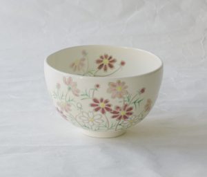 茶道 茶の湯 茶道具 清水焼 尚音 コスモス 抹茶碗 手描き 水々しい すがすがしい 豪華 多くの手間 高い技術 ろくろ目 軽い 手に馴染む 色絵 貫入 かわいらしい 日本製 和の器 食器 贈り物 ギフト 記念品 引出物 法要 お返し 専門店 リアル店舗 高品質 安らぎ いやし よりおいしく 安心 機能的 長持ち 人気 おすすめ 高機能 ネット通販 ネットショップ オンラインショップ セレクトショップ 欲しい 購入 買う 買い物 岐阜県 岐阜市 美殿町 小林漆陶 陶器店 漆器店 茶道具店 特別な 選び抜かれた 品質重視 使いやすい 格安 老舗 誕生日 結婚 出産 入学 退職 母の日 父の日 敬老の日 クリスマス プレゼント 叙勲 長寿 新築 お祝い 御礼 内祝い 外国土産 海外みやげ 実店舗 使うと分かる 職人技 日本一の品揃え 日本一の在庫数 専門知識 百貨店にない 手作り お洒落 高級品 希少価値 上質な器 伝統工芸品 コスパ お値打ち お買い得 堅牢 飽きない 永く使える お気に入り 国産 料理が映える 満足感 豊かな食生活 豊かな食文化 こだわりの器 日本文化 他にない ここにしかない オリジナル 独自の 個性的 ここでしか買えない 超レアもの 一品もの 現品限り 入手困難 いい器 匠の技 美しい 実用的 外人が喜ぶ店 外人が珍しがる店 外人がうれしい店 日本各地の一級品を売る店 日本全国の器を売る店 本当にいいもの コスパ高い 一流品 修理 選りすぐりの逸品 周年記念 永年勤続表彰 退職記念 卒業記念 日本土産 岐阜土産 岐阜のおみやげ 岐阜の特産品 料理を引き立てる器 高級店 一流店 岐阜で一番 東海で一番 中部で一番 日本で一番 おしゃれな店 地域一番店 JapanesetablewareJapanesecrafts Japaneseceramics Japanesepottery Handcrafted TraditionalCrafts Japaneseculture Traditionalart Japaneseteautensils TeaCeremony