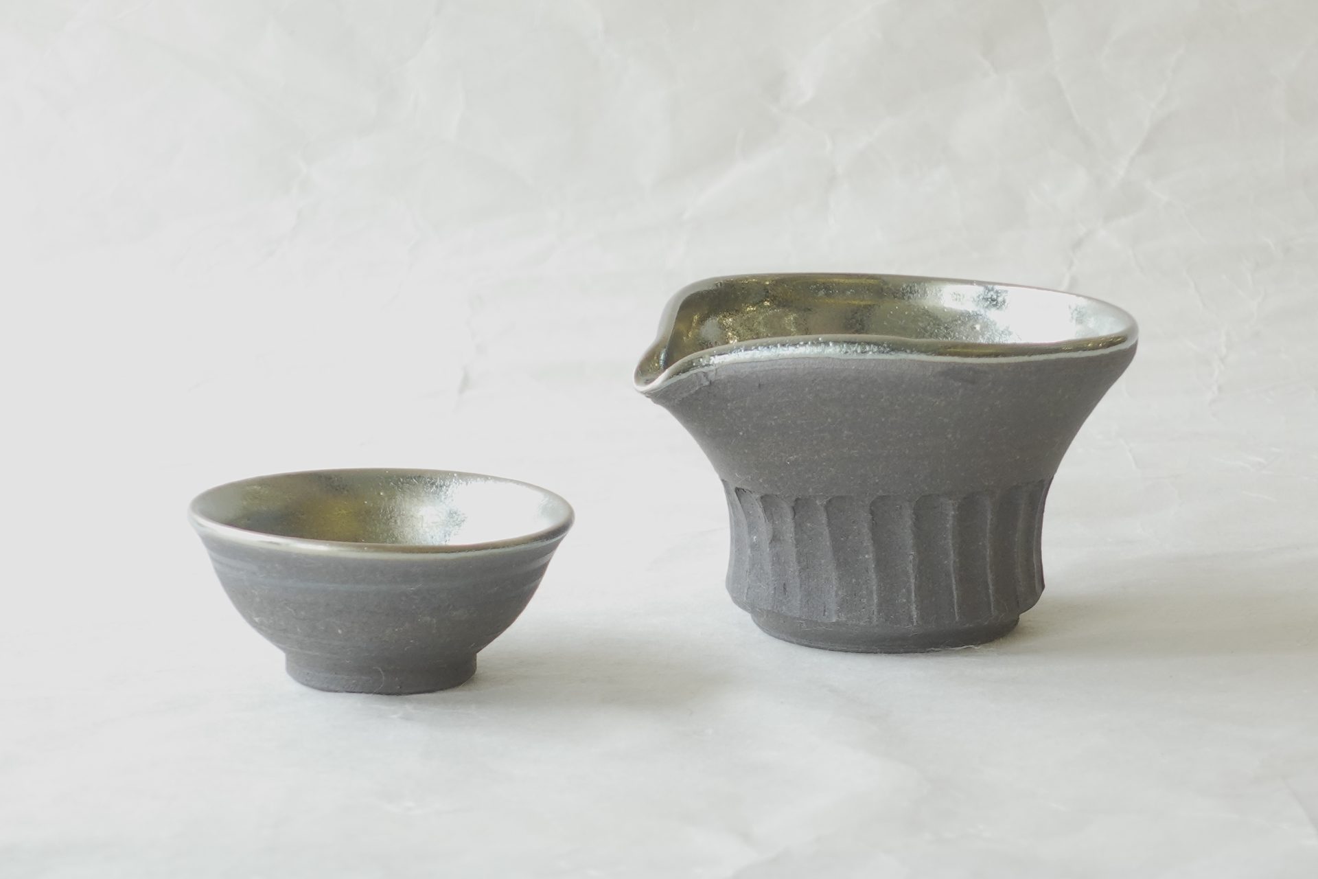 陶器 信楽焼 手づくり 酒器 ろくろ挽き 銀色 釉薬 シルバー艶 さわやか 美しい さわやか多くの手間高い技術豪華逸品 日本製 和の器 食器 贈り物 ギフト 記念品 引出物 法要 お返し 専門店 リアル店舗 高品質 安らぎ いやし よりおいしく 安心 機能的 長持ち 人気 おすすめ 高機能 ネット通販 ネットショップ オンラインショップ セレクトショップ 欲しい 購入 買う 買い物 岐阜県 岐阜市 美殿町 小林漆陶 陶器店 漆器店 茶道具店 特別な 選び抜かれた 品質重視 使いやすい 格安 老舗 誕生日 結婚 出産 入学 退職 母の日 父の日 敬老の日 クリスマス プレゼント 叙勲 長寿 新築 お祝い 御礼 内祝い 外国土産 海外みやげ 実店舗 使うと分かる 職人技 日本一の品揃え 日本一の在庫数 専門知識 百貨店にない 手作り お洒落 高級品 希少価値 上質な器 伝統工芸品 コスパ お値打ち お買い得 堅牢 飽きない 永く使える お気に入り 国産 料理が映える 満足感 豊かな食生活 豊かな食文化 こだわりの器 日本文化 他にない ここにしかない オリジナル 独自の 個性的 ここでしか買えない 超レアもの 一品もの 現品限り 入手困難 いい器 匠の技 美しい 実用的 外人が喜ぶ店 外人が珍しがる店 外人がうれしい店 日本各地の一級品を売る店 日本全国の器を売る店 本当にいいもの コスパ高い 一流品 修理 選りすぐりの逸品 周年記念 永年勤続表彰 退職記念 卒業記念 日本土産 岐阜土産 岐阜のおみやげ 岐阜の特産品 料理を引き立てる器 高級店 一流店 岐阜で一番 東海で一番 中部で一番 日本で一番 おしゃれな店 地域一番店 JapanesetablewareJapanesecrafts Japaneseceramics Japanesepottery Handcrafted TraditionalCrafts Japaneseculture Traditionalart