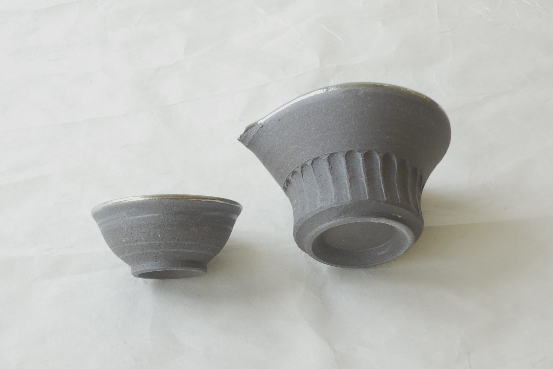 陶器 信楽焼 手づくり 酒器 ろくろ挽き 銀色 釉薬 シルバー艶 さわやか 美しい さわやか多くの手間高い技術豪華逸品 日本製 和の器 食器 贈り物 ギフト 記念品 引出物 法要 お返し 専門店 リアル店舗 高品質 安らぎ いやし よりおいしく 安心 機能的 長持ち 人気 おすすめ 高機能 ネット通販 ネットショップ オンラインショップ セレクトショップ 欲しい 購入 買う 買い物 岐阜県 岐阜市 美殿町 小林漆陶 陶器店 漆器店 茶道具店 特別な 選び抜かれた 品質重視 使いやすい 格安 老舗 誕生日 結婚 出産 入学 退職 母の日 父の日 敬老の日 クリスマス プレゼント 叙勲 長寿 新築 お祝い 御礼 内祝い 外国土産 海外みやげ 実店舗 使うと分かる 職人技 日本一の品揃え 日本一の在庫数 専門知識 百貨店にない 手作り お洒落 高級品 希少価値 上質な器 伝統工芸品 コスパ お値打ち お買い得 堅牢 飽きない 永く使える お気に入り 国産 料理が映える 満足感 豊かな食生活 豊かな食文化 こだわりの器 日本文化 他にない ここにしかない オリジナル 独自の 個性的 ここでしか買えない 超レアもの 一品もの 現品限り 入手困難 いい器 匠の技 美しい 実用的 外人が喜ぶ店 外人が珍しがる店 外人がうれしい店 日本各地の一級品を売る店 日本全国の器を売る店 本当にいいもの コスパ高い 一流品 修理 選りすぐりの逸品 周年記念 永年勤続表彰 退職記念 卒業記念 日本土産 岐阜土産 岐阜のおみやげ 岐阜の特産品 料理を引き立てる器 高級店 一流店 岐阜で一番 東海で一番 中部で一番 日本で一番 おしゃれな店 地域一番店 JapanesetablewareJapanesecrafts Japaneseceramics Japanesepottery Handcrafted TraditionalCrafts Japaneseculture Traditionalart