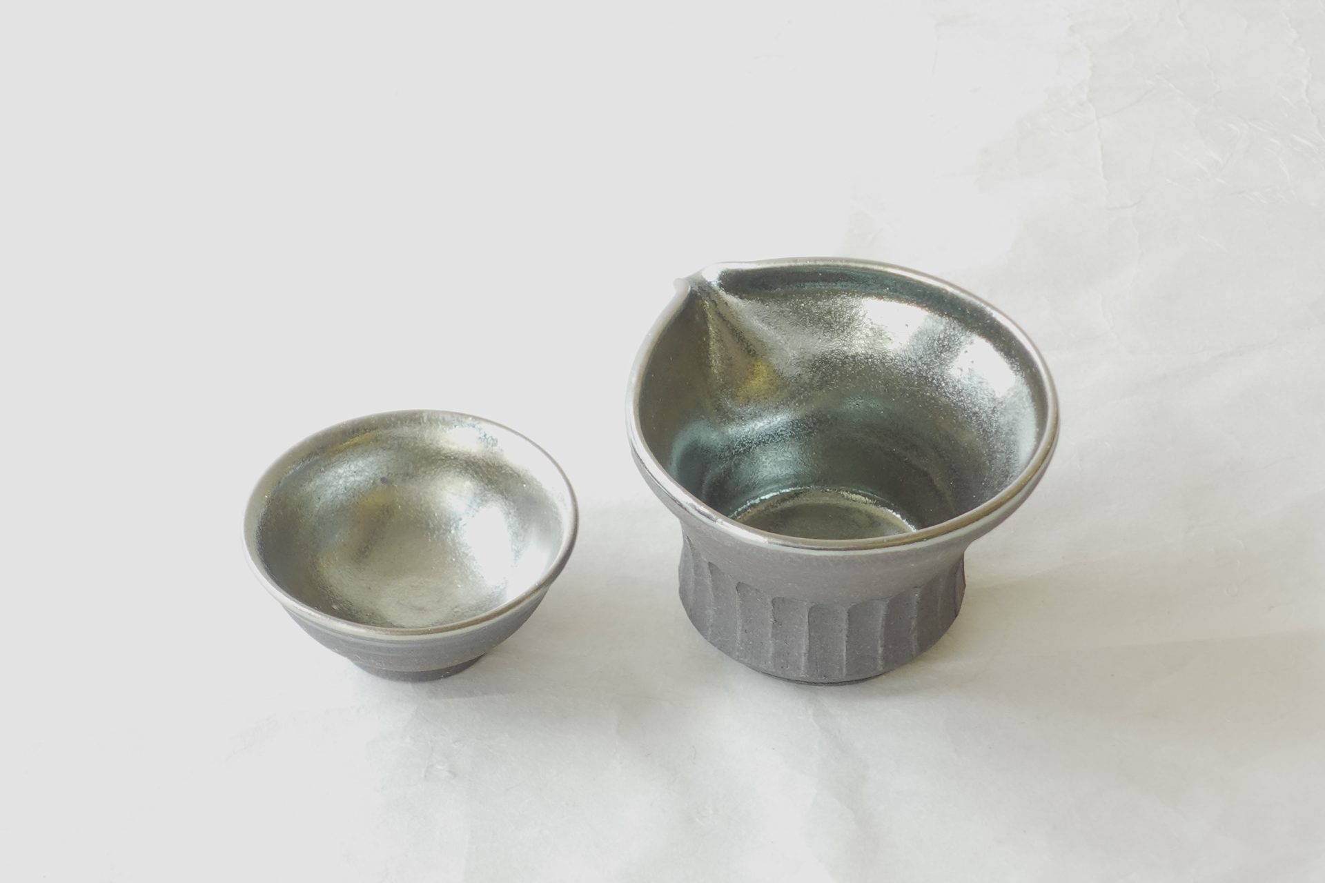 陶器 信楽焼 手づくり 酒器 ろくろ挽き 銀色 釉薬 シルバー艶 さわやか 美しい さわやか多くの手間高い技術豪華逸品 日本製 和の器 食器 贈り物 ギフト 記念品 引出物 法要 お返し 専門店 リアル店舗 高品質 安らぎ いやし よりおいしく 安心 機能的 長持ち 人気 おすすめ 高機能 ネット通販 ネットショップ オンラインショップ セレクトショップ 欲しい 購入 買う 買い物 岐阜県 岐阜市 美殿町 小林漆陶 陶器店 漆器店 茶道具店 特別な 選び抜かれた 品質重視 使いやすい 格安 老舗 誕生日 結婚 出産 入学 退職 母の日 父の日 敬老の日 クリスマス プレゼント 叙勲 長寿 新築 お祝い 御礼 内祝い 外国土産 海外みやげ 実店舗 使うと分かる 職人技 日本一の品揃え 日本一の在庫数 専門知識 百貨店にない 手作り お洒落 高級品 希少価値 上質な器 伝統工芸品 コスパ お値打ち お買い得 堅牢 飽きない 永く使える お気に入り 国産 料理が映える 満足感 豊かな食生活 豊かな食文化 こだわりの器 日本文化 他にない ここにしかない オリジナル 独自の 個性的 ここでしか買えない 超レアもの 一品もの 現品限り 入手困難 いい器 匠の技 美しい 実用的 外人が喜ぶ店 外人が珍しがる店 外人がうれしい店 日本各地の一級品を売る店 日本全国の器を売る店 本当にいいもの コスパ高い 一流品 修理 選りすぐりの逸品 周年記念 永年勤続表彰 退職記念 卒業記念 日本土産 岐阜土産 岐阜のおみやげ 岐阜の特産品 料理を引き立てる器 高級店 一流店 岐阜で一番 東海で一番 中部で一番 日本で一番 おしゃれな店 地域一番店 JapanesetablewareJapanesecrafts Japaneseceramics Japanesepottery Handcrafted TraditionalCrafts Japaneseculture Traditionalart