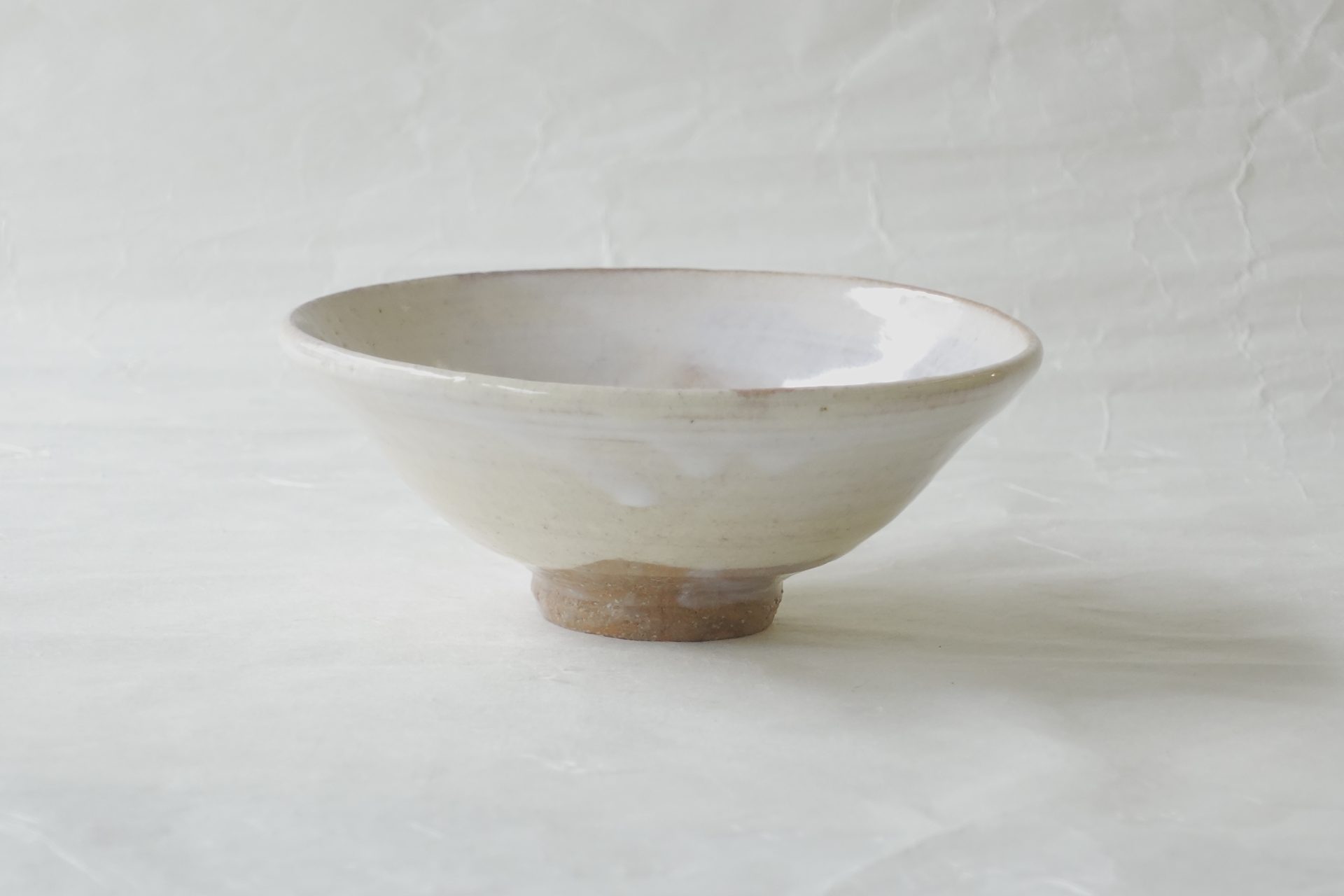 茶道 茶の湯 茶道具 萩焼 林紅陽 平茶碗 夏茶碗 暑い時期 抹茶碗 抹茶が冷めやすい ろくろ成形 ビワ 釉趣がある やわらかい風合い 貫入 荒々しさ 白い釉薬 さわやか 逸品 萩の七変化 日本製 和の器 食器 贈り物 ギフト 記念品 引出物 法要 お返し 専門店 リアル店舗 高品質 安らぎ いやし よりおいしく 安心 機能的 長持ち 人気 おすすめ 高機能 ネット通販 ネットショップ オンラインショップ セレクトショップ 欲しい 購入 買う 買い物 岐阜県 岐阜市 美殿町 小林漆陶 陶器店 漆器店 茶道具店 特別な 選び抜かれた 品質重視 使いやすい 格安 老舗 誕生日 結婚 出産 入学 退職 母の日 父の日 敬老の日 クリスマス プレゼント 叙勲 長寿 新築 お祝い 御礼 内祝い 外国土産 海外みやげ 実店舗 使うと分かる 職人技 日本一の品揃え 日本一の在庫数 専門知識 百貨店にない 手作り お洒落 高級品 希少価値 上質な器 伝統工芸品 コスパ お値打ち お買い得 堅牢 飽きない 永く使える お気に入り 国産 料理が映える 満足感 豊かな食生活 豊かな食文化 こだわりの器 日本文化 他にない ここにしかない オリジナル 独自の 個性的 ここでしか買えない 超レアもの 一品もの 現品限り 入手困難 いい器 匠の技 美しい 実用的 外人が喜ぶ店 外人が珍しがる店 外人がうれしい店 日本各地の一級品を売る店 日本全国の器を売る店 本当にいいもの コスパ高い 一流品 修理 選りすぐりの逸品 周年記念 永年勤続表彰 退職記念 卒業記念 日本土産 岐阜土産 岐阜のおみやげ 岐阜の特産品 料理を引き立てる器 高級店 一流店 岐阜で一番 東海で一番 中部で一番 日本で一番 おしゃれな店 地域一番店 JapanesetablewareJapanesecrafts Japaneseceramics Japanesepottery Handcrafted TraditionalCrafts Japaneseculture Traditionalart Japaneseteautensils TeaCeremony