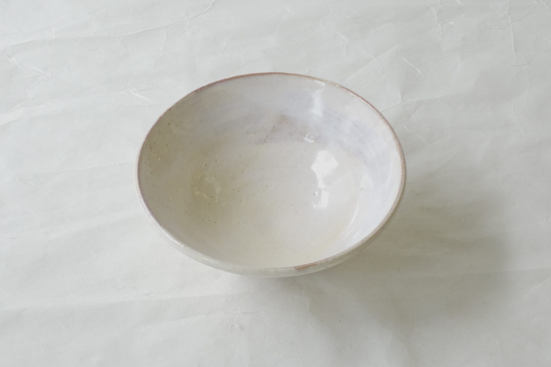 茶道 茶の湯 茶道具 萩焼 林紅陽 平茶碗 夏茶碗 暑い時期 抹茶碗 抹茶が冷めやすい ろくろ成形 ビワ 釉趣がある やわらかい風合い 貫入 荒々しさ 白い釉薬 さわやか 逸品 萩の七変化 日本製 和の器 食器 贈り物 ギフト 記念品 引出物 法要 お返し 専門店 リアル店舗 高品質 安らぎ いやし よりおいしく 安心 機能的 長持ち 人気 おすすめ 高機能 ネット通販 ネットショップ オンラインショップ セレクトショップ 欲しい 購入 買う 買い物 岐阜県 岐阜市 美殿町 小林漆陶 陶器店 漆器店 茶道具店 特別な 選び抜かれた 品質重視 使いやすい 格安 老舗 誕生日 結婚 出産 入学 退職 母の日 父の日 敬老の日 クリスマス プレゼント 叙勲 長寿 新築 お祝い 御礼 内祝い 外国土産 海外みやげ 実店舗 使うと分かる 職人技 日本一の品揃え 日本一の在庫数 専門知識 百貨店にない 手作り お洒落 高級品 希少価値 上質な器 伝統工芸品 コスパ お値打ち お買い得 堅牢 飽きない 永く使える お気に入り 国産 料理が映える 満足感 豊かな食生活 豊かな食文化 こだわりの器 日本文化 他にない ここにしかない オリジナル 独自の 個性的 ここでしか買えない 超レアもの 一品もの 現品限り 入手困難 いい器 匠の技 美しい 実用的 外人が喜ぶ店 外人が珍しがる店 外人がうれしい店 日本各地の一級品を売る店 日本全国の器を売る店 本当にいいもの コスパ高い 一流品 修理 選りすぐりの逸品 周年記念 永年勤続表彰 退職記念 卒業記念 日本土産 岐阜土産 岐阜のおみやげ 岐阜の特産品 料理を引き立てる器 高級店 一流店 岐阜で一番 東海で一番 中部で一番 日本で一番 おしゃれな店 地域一番店 JapanesetablewareJapanesecrafts Japaneseceramics Japanesepottery Handcrafted TraditionalCrafts Japaneseculture Traditionalart Japaneseteautensils TeaCeremony