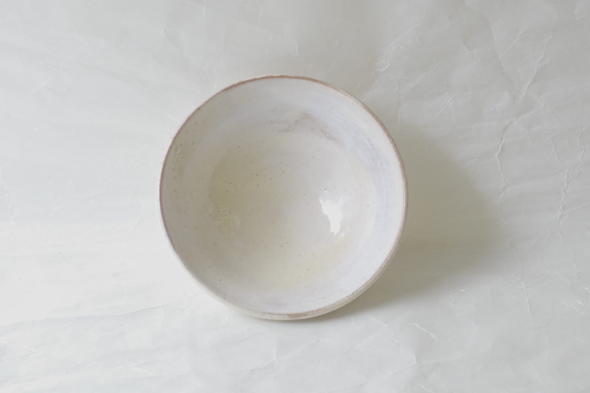 茶道 茶の湯 茶道具 萩焼 林紅陽 平茶碗 夏茶碗 暑い時期 抹茶碗 抹茶が冷めやすい ろくろ成形 ビワ 釉趣がある やわらかい風合い 貫入 荒々しさ 白い釉薬 さわやか 逸品 萩の七変化 日本製 和の器 食器 贈り物 ギフト 記念品 引出物 法要 お返し 専門店 リアル店舗 高品質 安らぎ いやし よりおいしく 安心 機能的 長持ち 人気 おすすめ 高機能 ネット通販 ネットショップ オンラインショップ セレクトショップ 欲しい 購入 買う 買い物 岐阜県 岐阜市 美殿町 小林漆陶 陶器店 漆器店 茶道具店 特別な 選び抜かれた 品質重視 使いやすい 格安 老舗 誕生日 結婚 出産 入学 退職 母の日 父の日 敬老の日 クリスマス プレゼント 叙勲 長寿 新築 お祝い 御礼 内祝い 外国土産 海外みやげ 実店舗 使うと分かる 職人技 日本一の品揃え 日本一の在庫数 専門知識 百貨店にない 手作り お洒落 高級品 希少価値 上質な器 伝統工芸品 コスパ お値打ち お買い得 堅牢 飽きない 永く使える お気に入り 国産 料理が映える 満足感 豊かな食生活 豊かな食文化 こだわりの器 日本文化 他にない ここにしかない オリジナル 独自の 個性的 ここでしか買えない 超レアもの 一品もの 現品限り 入手困難 いい器 匠の技 美しい 実用的 外人が喜ぶ店 外人が珍しがる店 外人がうれしい店 日本各地の一級品を売る店 日本全国の器を売る店 本当にいいもの コスパ高い 一流品 修理 選りすぐりの逸品 周年記念 永年勤続表彰 退職記念 卒業記念 日本土産 岐阜土産 岐阜のおみやげ 岐阜の特産品 料理を引き立てる器 高級店 一流店 岐阜で一番 東海で一番 中部で一番 日本で一番 おしゃれな店 地域一番店 JapanesetablewareJapanesecrafts Japaneseceramics Japanesepottery Handcrafted TraditionalCrafts Japaneseculture Traditionalart Japaneseteautensils TeaCeremony
