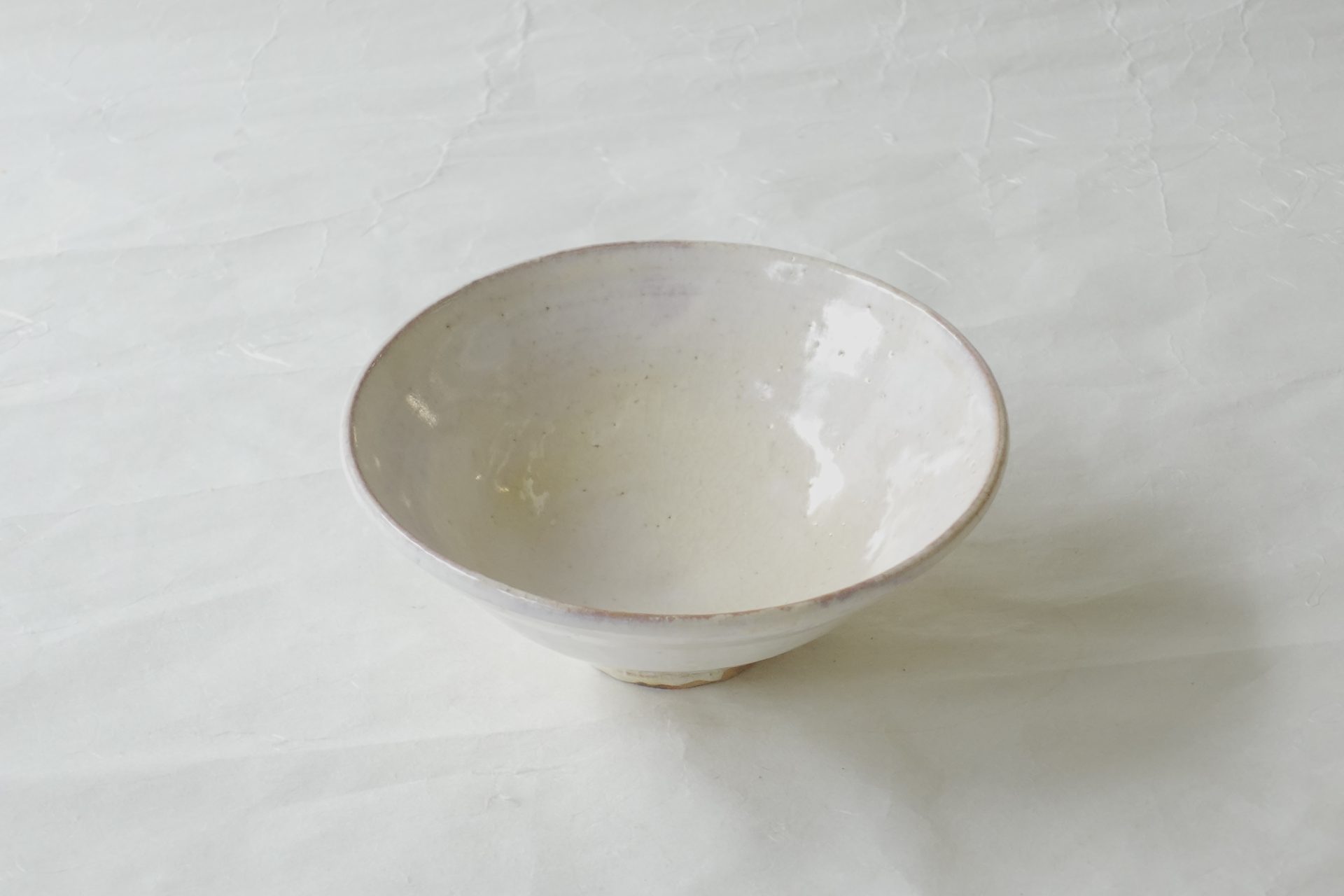 茶道 茶の湯 茶道具 萩焼 林紅陽 平茶碗 夏茶碗 暑い時期 抹茶碗 抹茶が冷めやすい ろくろ成形 ビワ 釉趣がある やわらかい風合い 貫入 荒々しさ 白い釉薬 さわやか 逸品 萩の七変化 日本製 和の器 食器 贈り物 ギフト 記念品 引出物 法要 お返し 専門店 リアル店舗 高品質 安らぎ いやし よりおいしく 安心 機能的 長持ち 人気 おすすめ 高機能 ネット通販 ネットショップ オンラインショップ セレクトショップ 欲しい 購入 買う 買い物 岐阜県 岐阜市 美殿町 小林漆陶 陶器店 漆器店 茶道具店 特別な 選び抜かれた 品質重視 使いやすい 格安 老舗 誕生日 結婚 出産 入学 退職 母の日 父の日 敬老の日 クリスマス プレゼント 叙勲 長寿 新築 お祝い 御礼 内祝い 外国土産 海外みやげ 実店舗 使うと分かる 職人技 日本一の品揃え 日本一の在庫数 専門知識 百貨店にない 手作り お洒落 高級品 希少価値 上質な器 伝統工芸品 コスパ お値打ち お買い得 堅牢 飽きない 永く使える お気に入り 国産 料理が映える 満足感 豊かな食生活 豊かな食文化 こだわりの器 日本文化 他にない ここにしかない オリジナル 独自の 個性的 ここでしか買えない 超レアもの 一品もの 現品限り 入手困難 いい器 匠の技 美しい 実用的 外人が喜ぶ店 外人が珍しがる店 外人がうれしい店 日本各地の一級品を売る店 日本全国の器を売る店 本当にいいもの コスパ高い 一流品 修理 選りすぐりの逸品 周年記念 永年勤続表彰 退職記念 卒業記念 日本土産 岐阜土産 岐阜のおみやげ 岐阜の特産品 料理を引き立てる器 高級店 一流店 岐阜で一番 東海で一番 中部で一番 日本で一番 おしゃれな店 地域一番店 JapanesetablewareJapanesecrafts Japaneseceramics Japanesepottery Handcrafted TraditionalCrafts Japaneseculture Traditionalart Japaneseteautensils TeaCeremony