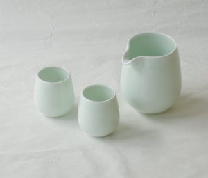 陶磁器 波佐見焼 青磁 冷酒器 注器 ぐい呑み 白磁 セット 美しい さわやか やわらかい 雰囲気 お洒落 シンプル 飽きが来ない 永く使える 酒器 日本製 和の器 食器 贈り物 ギフト 記念品 引出物 法要 お返し 専門店 リアル店舗 高品質 安らぎ いやし よりおいしく 安心 機能的 長持ち 人気 おすすめ 高機能 ネット通販 ネットショップ オンラインショップ セレクトショップ 欲しい 購入 買う 買い物 岐阜県 岐阜市 美殿町 小林漆陶 陶器店 漆器店 茶道具店 特別な 選び抜かれた 品質重視 使いやすい 格安 老舗 誕生日 結婚 出産 入学 退職 母の日 父の日 敬老の日 クリスマス プレゼント 叙勲 長寿 新築 お祝い 御礼 内祝い 外国土産 海外みやげ 実店舗 使うと分かる 職人技 日本一の品揃え 日本一の在庫数 専門知識 百貨店にない 手作り お洒落 高級品 希少価値 上質な器 伝統工芸品 コスパ お値打ち お買い得 堅牢 飽きない 永く使える お気に入り 国産 料理が映える 満足感 豊かな食生活 豊かな食文化 こだわりの器 日本文化 他にない ここにしかない オリジナル 独自の 個性的 ここでしか買えない 超レアもの 一品もの 現品限り 入手困難 いい器 匠の技 美しい 実用的 外人が喜ぶ店 外人が珍しがる店 外人がうれしい店 日本各地の一級品を売る店 日本全国の器を売る店 本当にいいもの コスパ高い 一流品 修理 選りすぐりの逸品 周年記念 永年勤続表彰 退職記念 卒業記念 日本土産 岐阜土産 岐阜のおみやげ 岐阜の特産品 料理を引き立てる器 高級店 一流店 岐阜で一番 東海で一番 中部で一番 日本で一番 おしゃれな店 地域一番店 JapanesetablewareJapanesecrafts Japaneseceramics Japanesepottery