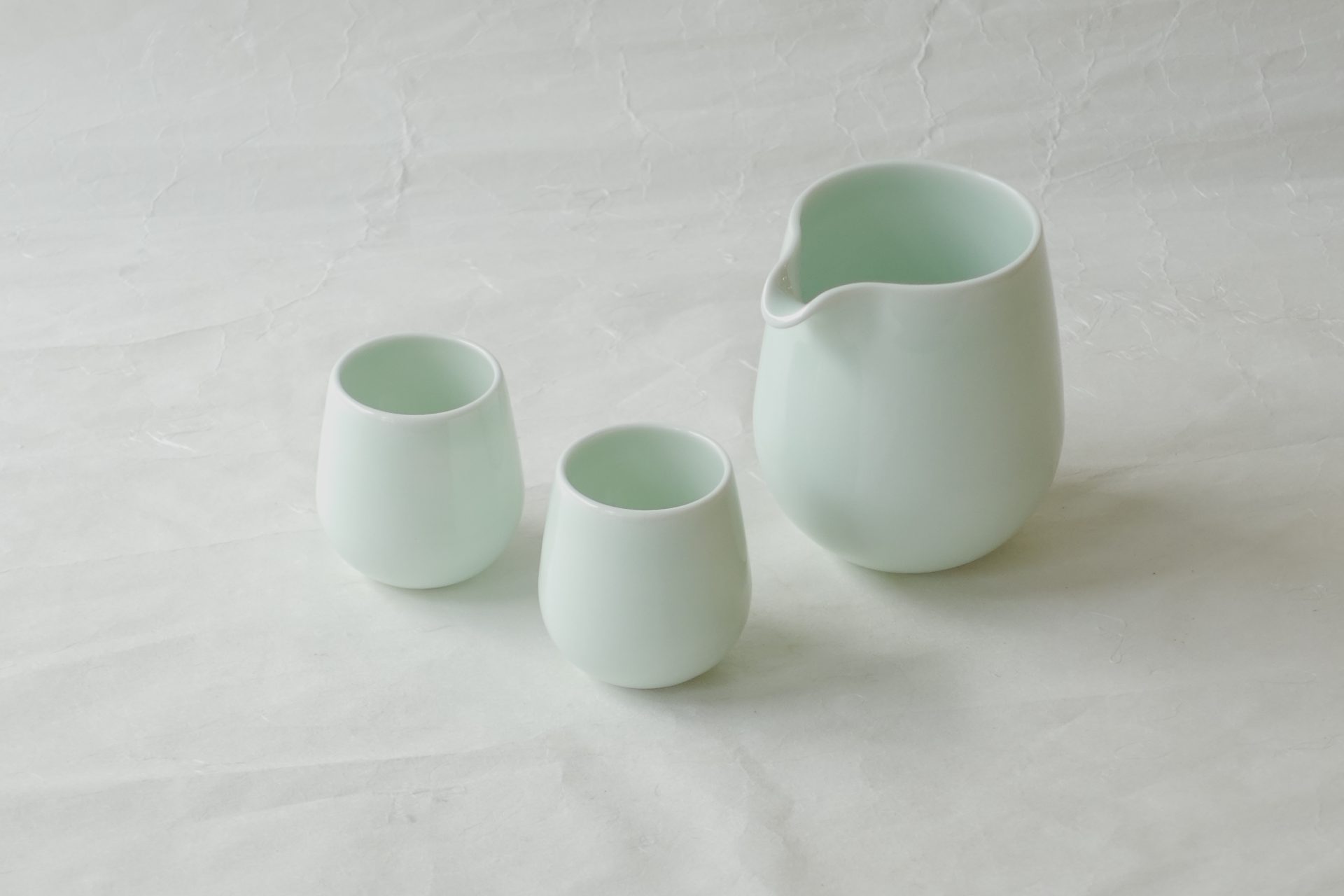 陶磁器 波佐見焼 青磁 冷酒器 注器 ぐい呑み 白磁 セット 美しい さわやか やわらかい 雰囲気 お洒落 シンプル 飽きが来ない 永く使える 酒器 日本製 和の器 食器 贈り物 ギフト 記念品 引出物 法要 お返し 専門店 リアル店舗 高品質 安らぎ いやし よりおいしく 安心 機能的 長持ち 人気 おすすめ 高機能 ネット通販 ネットショップ オンラインショップ セレクトショップ 欲しい 購入 買う 買い物 岐阜県 岐阜市 美殿町 小林漆陶 陶器店 漆器店 茶道具店 特別な 選び抜かれた 品質重視 使いやすい 格安 老舗 誕生日 結婚 出産 入学 退職 母の日 父の日 敬老の日 クリスマス プレゼント 叙勲 長寿 新築 お祝い 御礼 内祝い 外国土産 海外みやげ 実店舗 使うと分かる 職人技 日本一の品揃え 日本一の在庫数 専門知識 百貨店にない 手作り お洒落 高級品 希少価値 上質な器 伝統工芸品 コスパ お値打ち お買い得 堅牢 飽きない 永く使える お気に入り 国産 料理が映える 満足感 豊かな食生活 豊かな食文化 こだわりの器 日本文化 他にない ここにしかない オリジナル 独自の 個性的 ここでしか買えない 超レアもの 一品もの 現品限り 入手困難 いい器 匠の技 美しい 実用的 外人が喜ぶ店 外人が珍しがる店 外人がうれしい店 日本各地の一級品を売る店 日本全国の器を売る店 本当にいいもの コスパ高い 一流品 修理 選りすぐりの逸品 周年記念 永年勤続表彰 退職記念 卒業記念 日本土産 岐阜土産 岐阜のおみやげ 岐阜の特産品 料理を引き立てる器 高級店 一流店 岐阜で一番 東海で一番 中部で一番 日本で一番 おしゃれな店 地域一番店 JapanesetablewareJapanesecrafts Japaneseceramics Japanesepottery