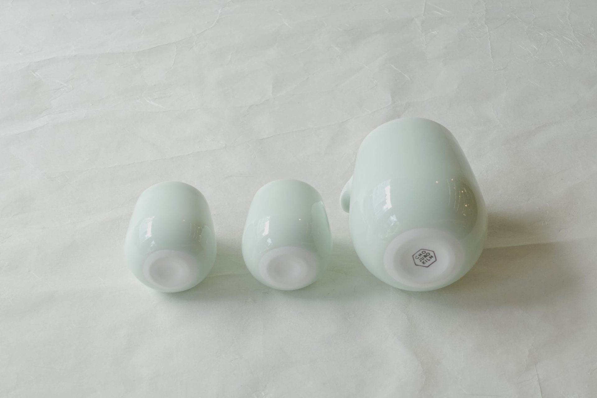 陶磁器 波佐見焼 青磁 冷酒器 注器 ぐい呑み 白磁 セット 美しい さわやか やわらかい 雰囲気 お洒落 シンプル 飽きが来ない 永く使える 酒器 日本製 和の器 食器 贈り物 ギフト 記念品 引出物 法要 お返し 専門店 リアル店舗 高品質 安らぎ いやし よりおいしく 安心 機能的 長持ち 人気 おすすめ 高機能 ネット通販 ネットショップ オンラインショップ セレクトショップ 欲しい 購入 買う 買い物 岐阜県 岐阜市 美殿町 小林漆陶 陶器店 漆器店 茶道具店 特別な 選び抜かれた 品質重視 使いやすい 格安 老舗 誕生日 結婚 出産 入学 退職 母の日 父の日 敬老の日 クリスマス プレゼント 叙勲 長寿 新築 お祝い 御礼 内祝い 外国土産 海外みやげ 実店舗 使うと分かる 職人技 日本一の品揃え 日本一の在庫数 専門知識 百貨店にない 手作り お洒落 高級品 希少価値 上質な器 伝統工芸品 コスパ お値打ち お買い得 堅牢 飽きない 永く使える お気に入り 国産 料理が映える 満足感 豊かな食生活 豊かな食文化 こだわりの器 日本文化 他にない ここにしかない オリジナル 独自の 個性的 ここでしか買えない 超レアもの 一品もの 現品限り 入手困難 いい器 匠の技 美しい 実用的 外人が喜ぶ店 外人が珍しがる店 外人がうれしい店 日本各地の一級品を売る店 日本全国の器を売る店 本当にいいもの コスパ高い 一流品 修理 選りすぐりの逸品 周年記念 永年勤続表彰 退職記念 卒業記念 日本土産 岐阜土産 岐阜のおみやげ 岐阜の特産品 料理を引き立てる器 高級店 一流店 岐阜で一番 東海で一番 中部で一番 日本で一番 おしゃれな店 地域一番店 JapanesetablewareJapanesecrafts Japaneseceramics Japanesepottery