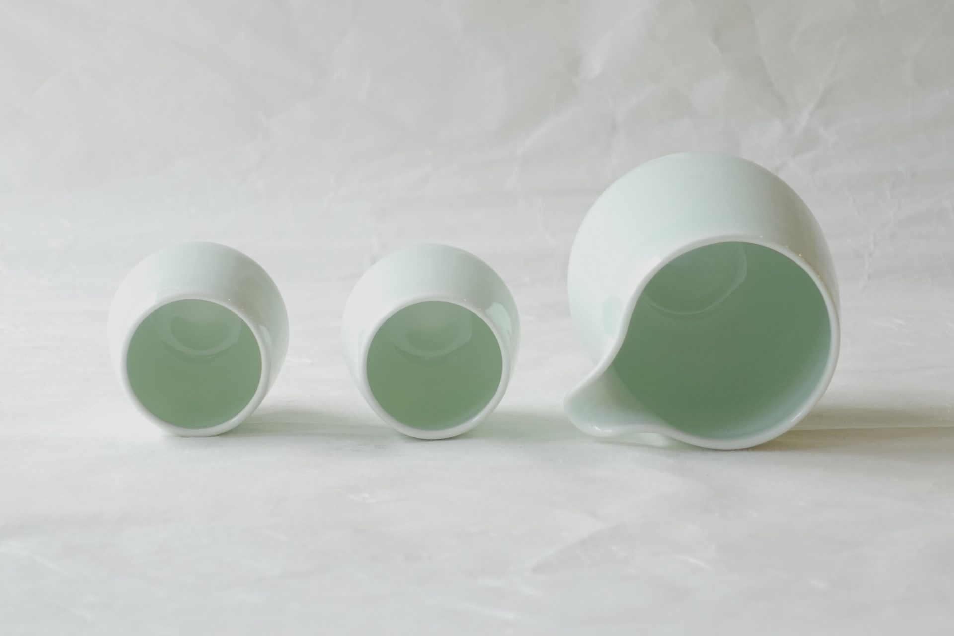 陶磁器 波佐見焼 青磁 冷酒器 注器 ぐい呑み 白磁 セット 美しい さわやか やわらかい 雰囲気 お洒落 シンプル 飽きが来ない 永く使える 酒器 日本製 和の器 食器 贈り物 ギフト 記念品 引出物 法要 お返し 専門店 リアル店舗 高品質 安らぎ いやし よりおいしく 安心 機能的 長持ち 人気 おすすめ 高機能 ネット通販 ネットショップ オンラインショップ セレクトショップ 欲しい 購入 買う 買い物 岐阜県 岐阜市 美殿町 小林漆陶 陶器店 漆器店 茶道具店 特別な 選び抜かれた 品質重視 使いやすい 格安 老舗 誕生日 結婚 出産 入学 退職 母の日 父の日 敬老の日 クリスマス プレゼント 叙勲 長寿 新築 お祝い 御礼 内祝い 外国土産 海外みやげ 実店舗 使うと分かる 職人技 日本一の品揃え 日本一の在庫数 専門知識 百貨店にない 手作り お洒落 高級品 希少価値 上質な器 伝統工芸品 コスパ お値打ち お買い得 堅牢 飽きない 永く使える お気に入り 国産 料理が映える 満足感 豊かな食生活 豊かな食文化 こだわりの器 日本文化 他にない ここにしかない オリジナル 独自の 個性的 ここでしか買えない 超レアもの 一品もの 現品限り 入手困難 いい器 匠の技 美しい 実用的 外人が喜ぶ店 外人が珍しがる店 外人がうれしい店 日本各地の一級品を売る店 日本全国の器を売る店 本当にいいもの コスパ高い 一流品 修理 選りすぐりの逸品 周年記念 永年勤続表彰 退職記念 卒業記念 日本土産 岐阜土産 岐阜のおみやげ 岐阜の特産品 料理を引き立てる器 高級店 一流店 岐阜で一番 東海で一番 中部で一番 日本で一番 おしゃれな店 地域一番店 JapanesetablewareJapanesecrafts Japaneseceramics Japanesepottery
